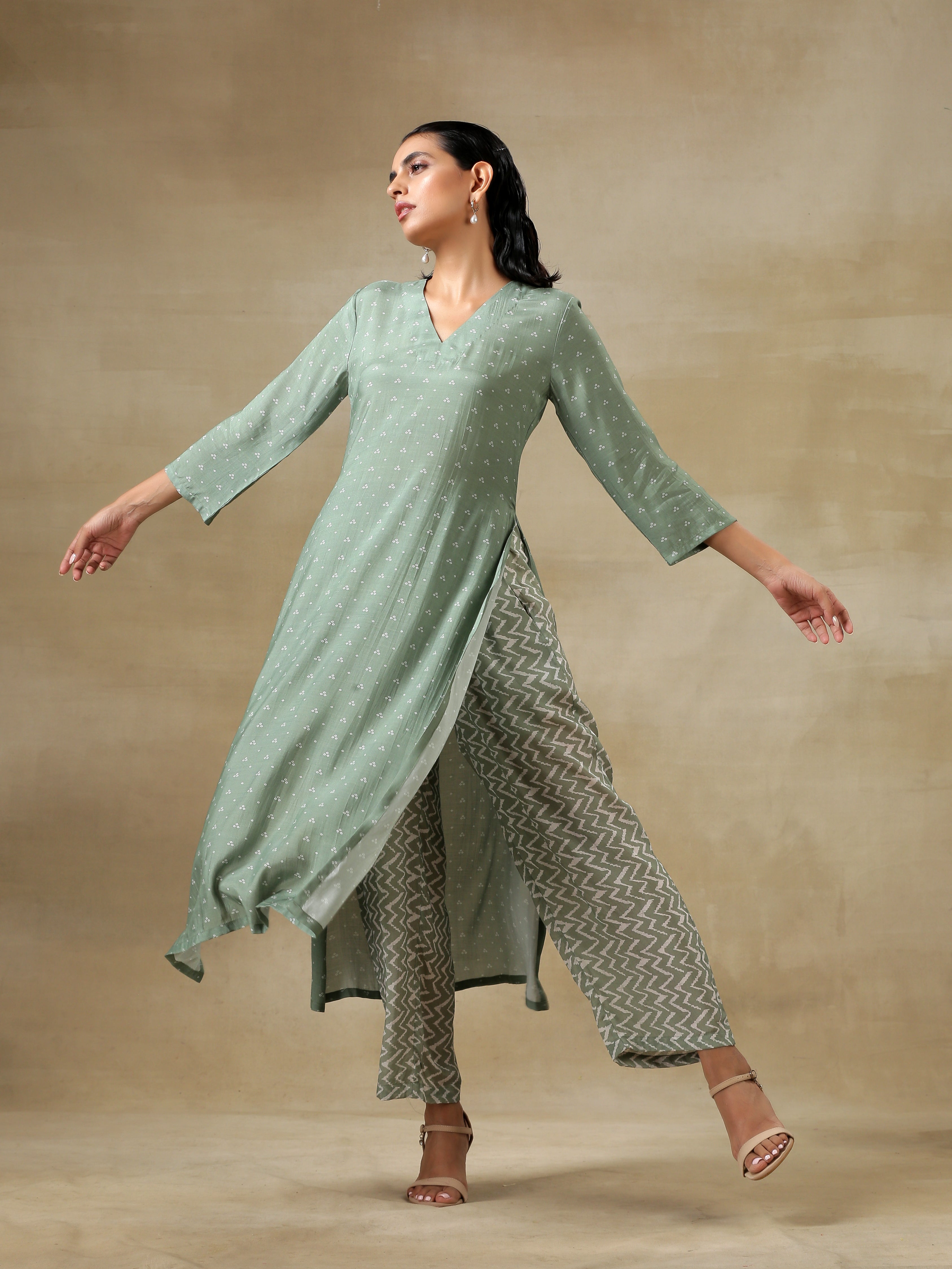 trueBrowns Light Green Bandhani Printed Silk High Slit Kurta Pant Set