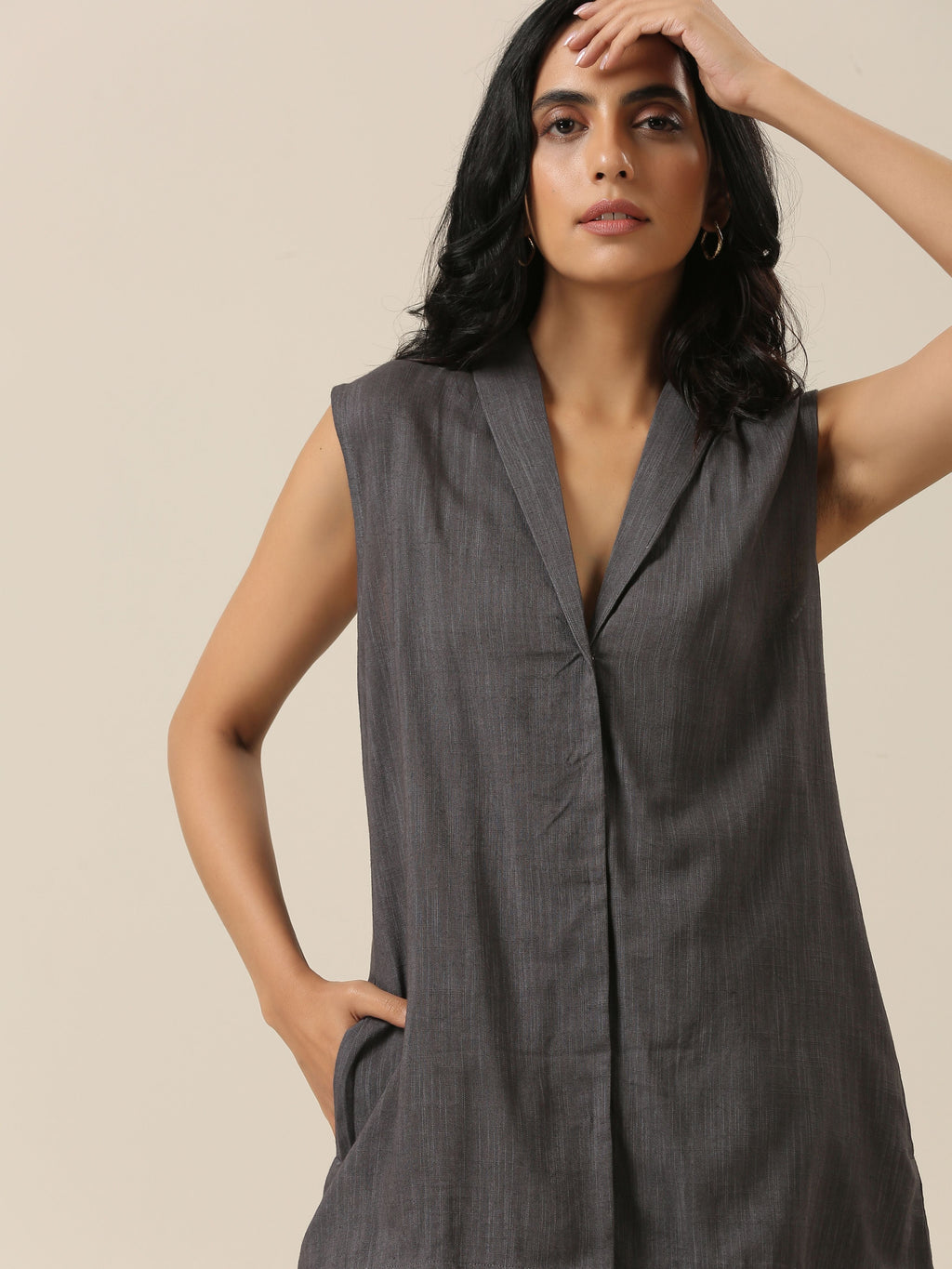 trueBrowns Slate Grey Slub Texture Sleevesless Jacket Pant Set