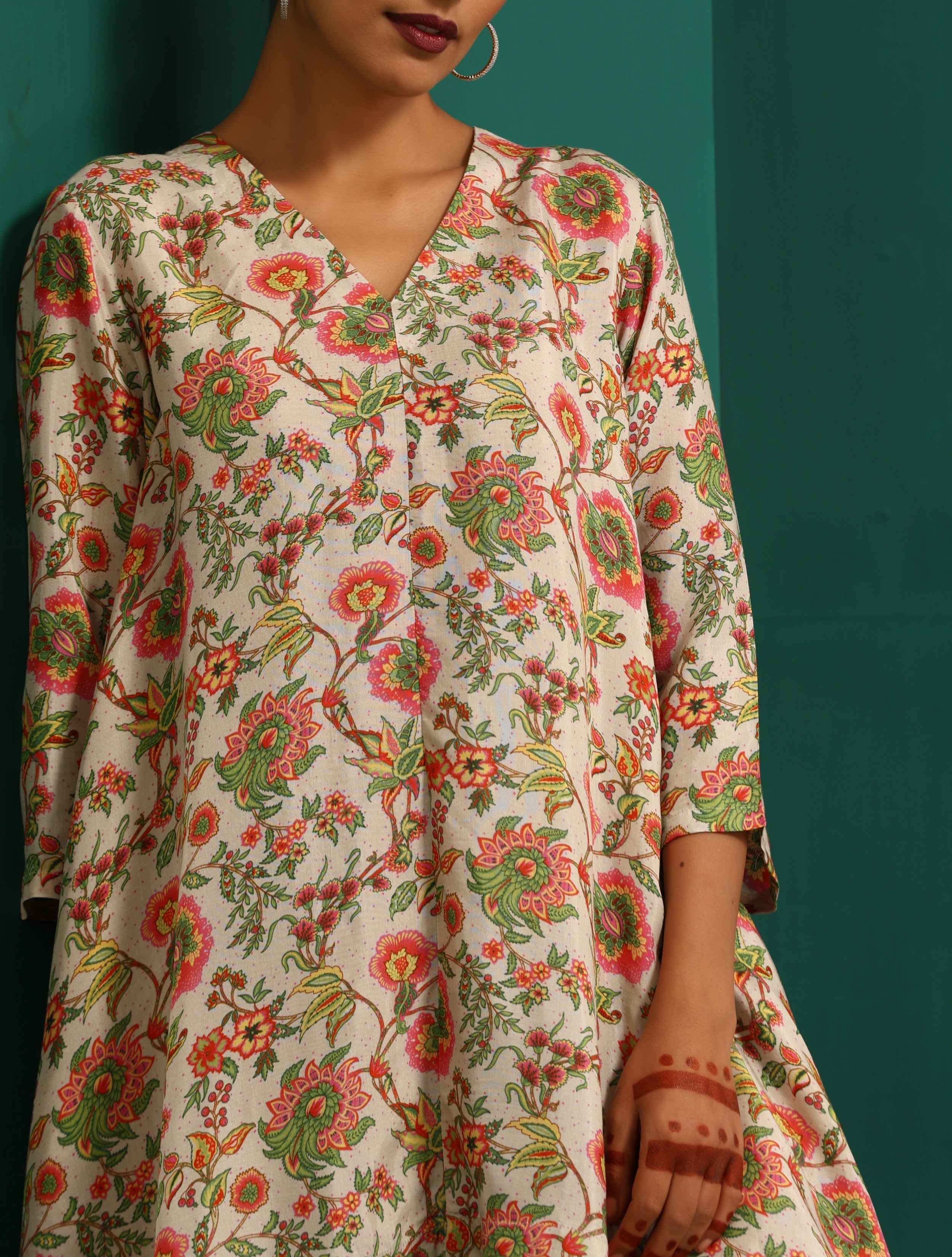 trueBrowns Off white Floral Jaal Muslin Silk Printed High Low Co-ord Set
