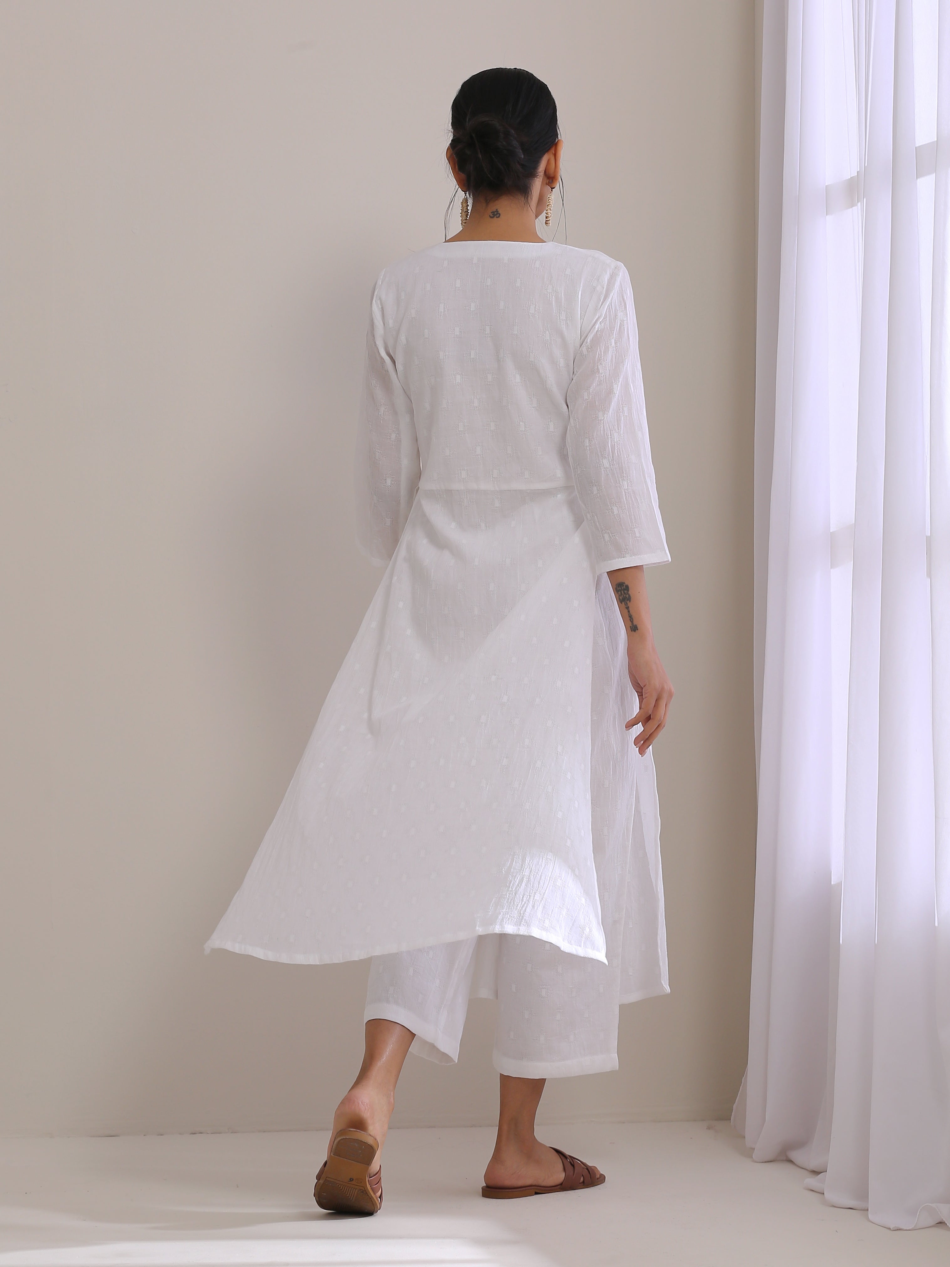 trueBrowns White Dobby High Slit Gathered Kurta Set