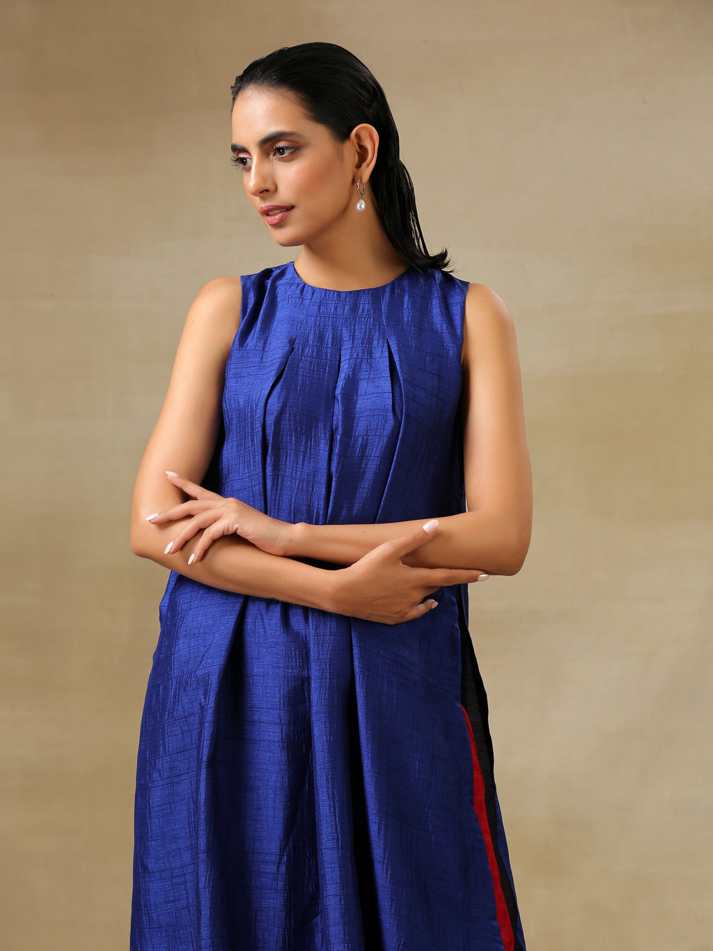 trueBrowns Blue Textured Silk Sleeveless Kurta Pant Set