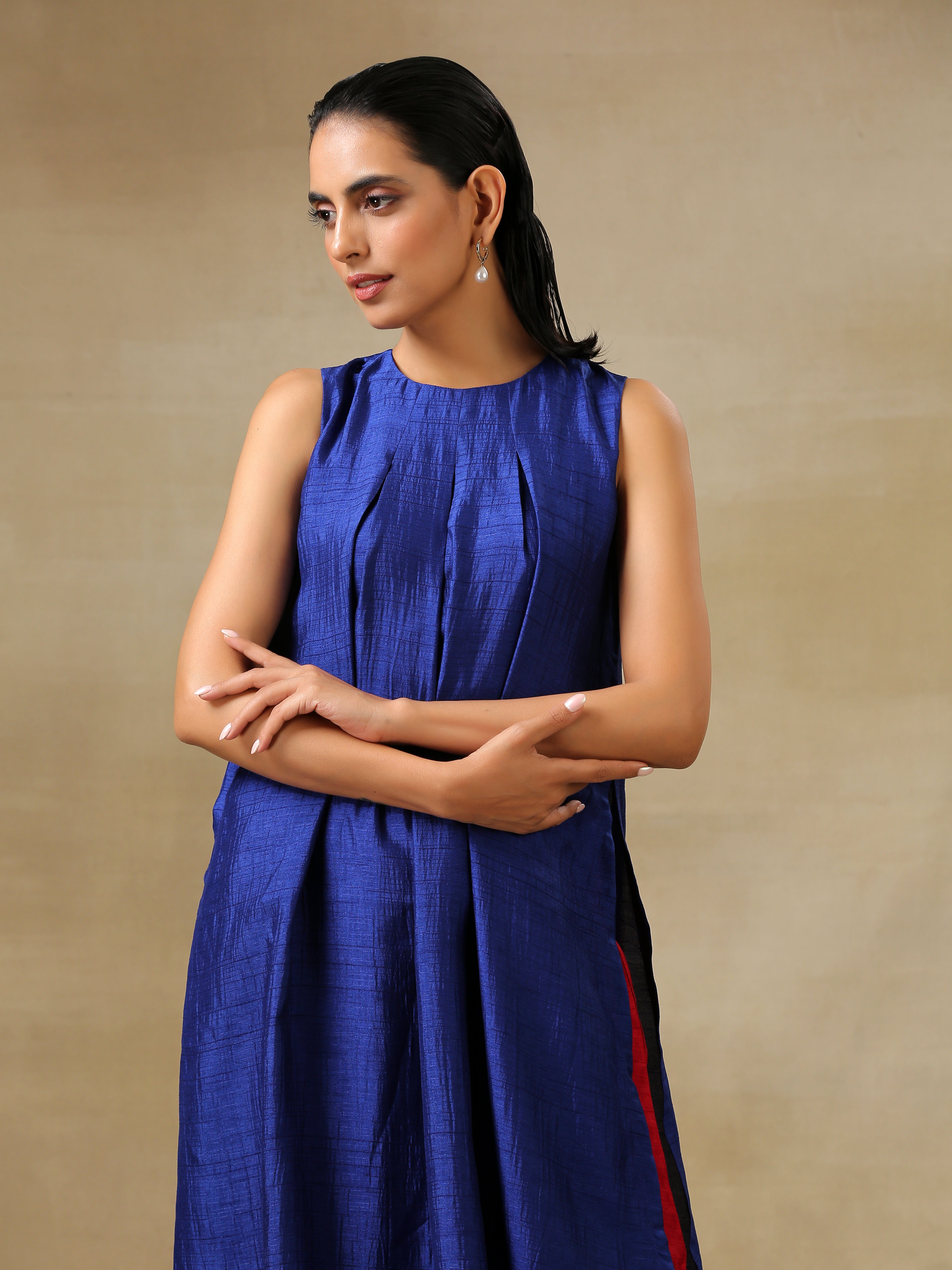 trueBrowns Blue Textured Silk Sleeveless Kurta Pant Set