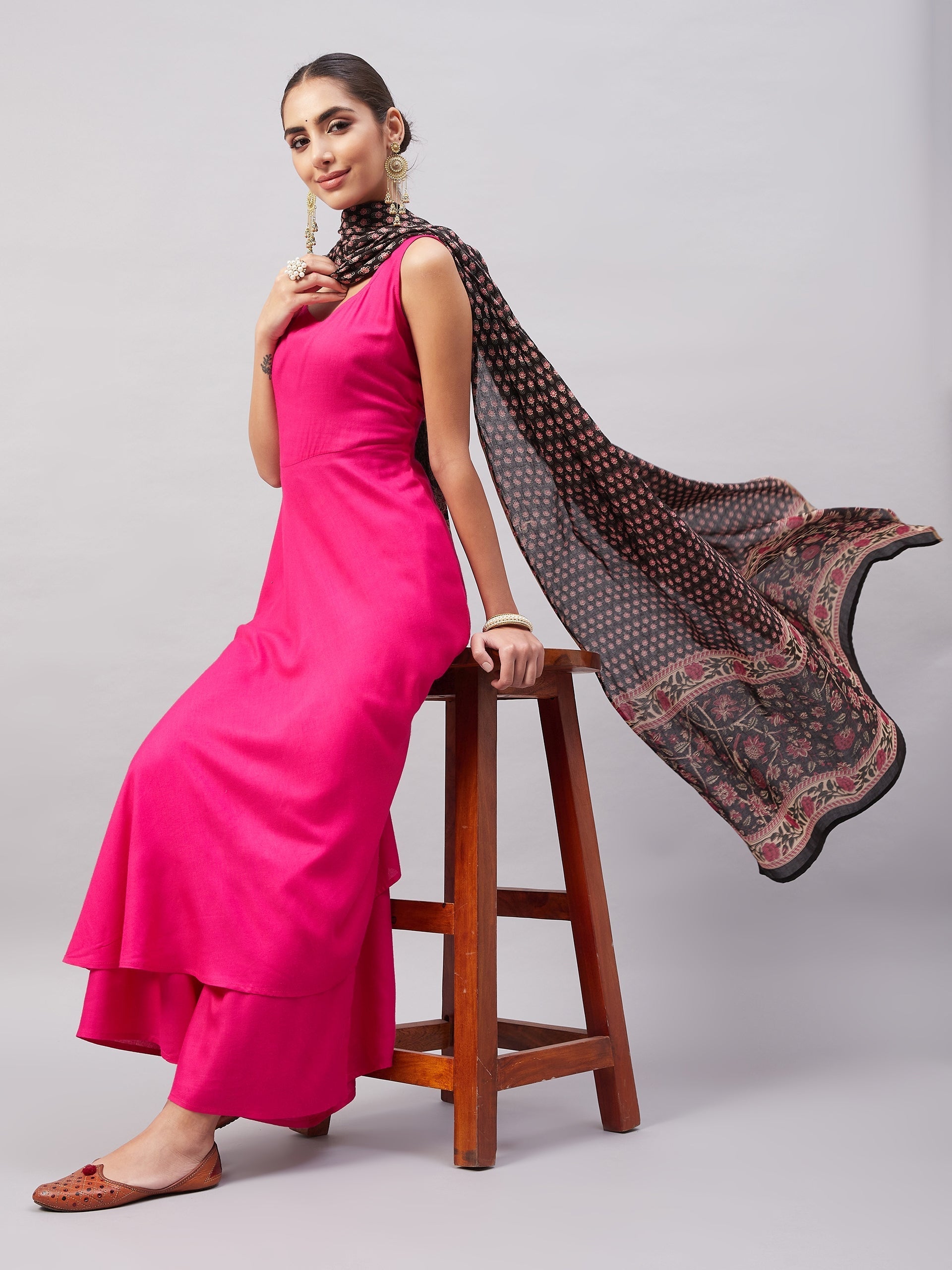 InWeave Women's Fuchsia Sleeveless Kurta Set W Black Pink Ethnic Dupatta