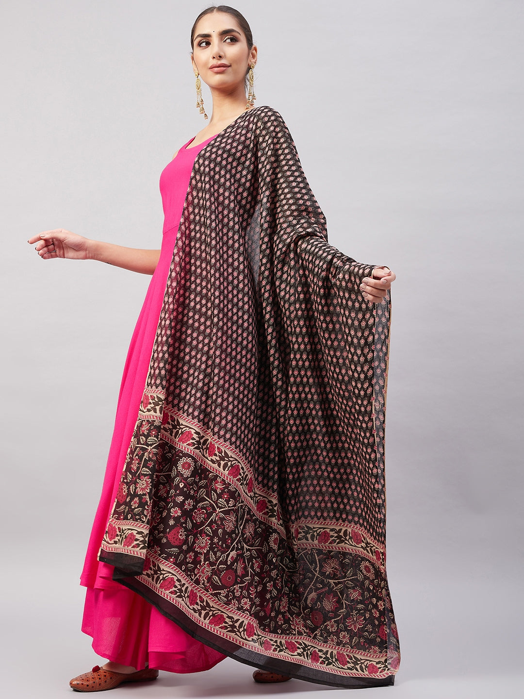 InWeave Women's Fuchsia Sleeveless Kurta Set W Black Pink Ethnic Dupatta
