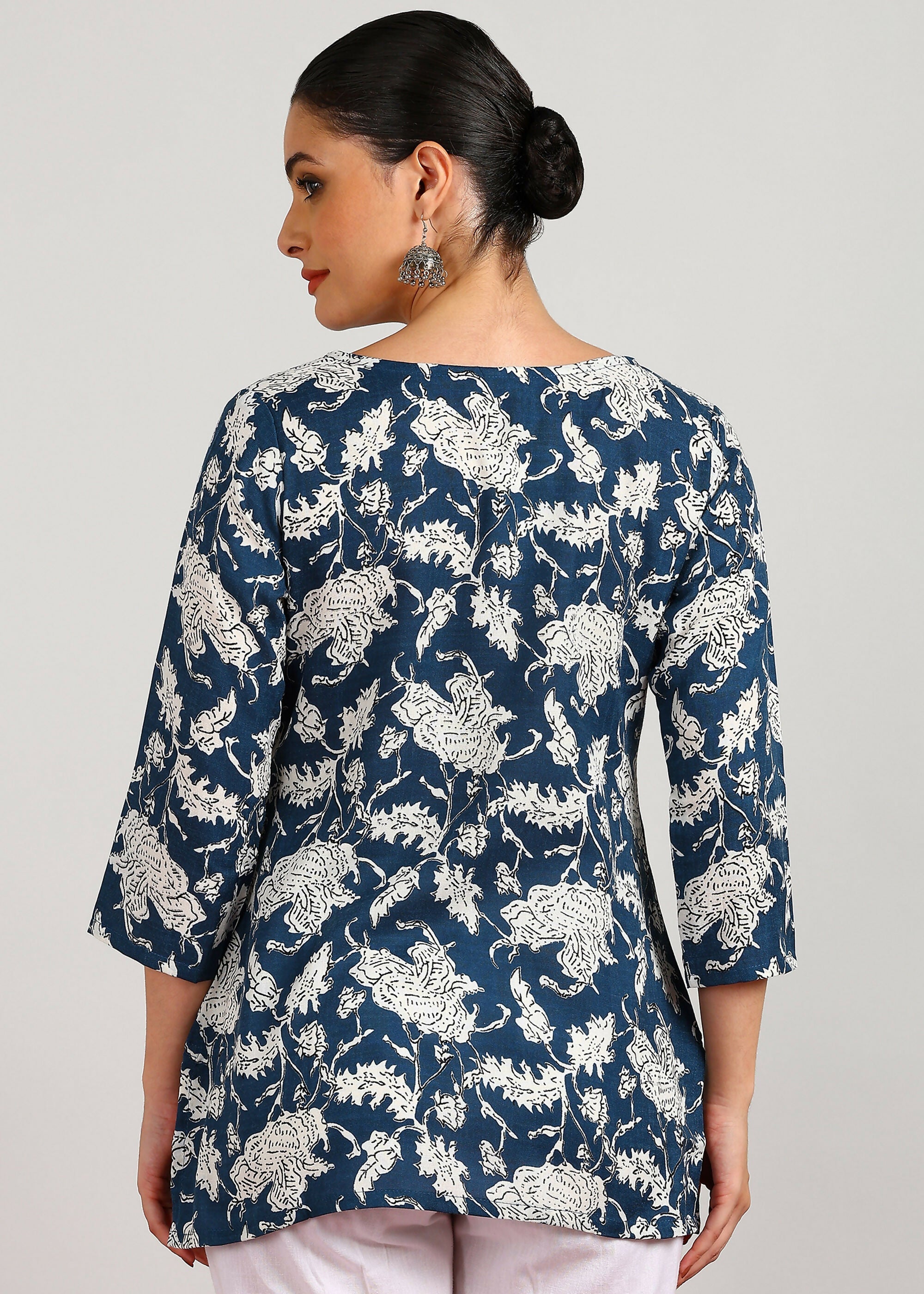 Aavyora Women's Navy Blue & White Floral Printed Tunic