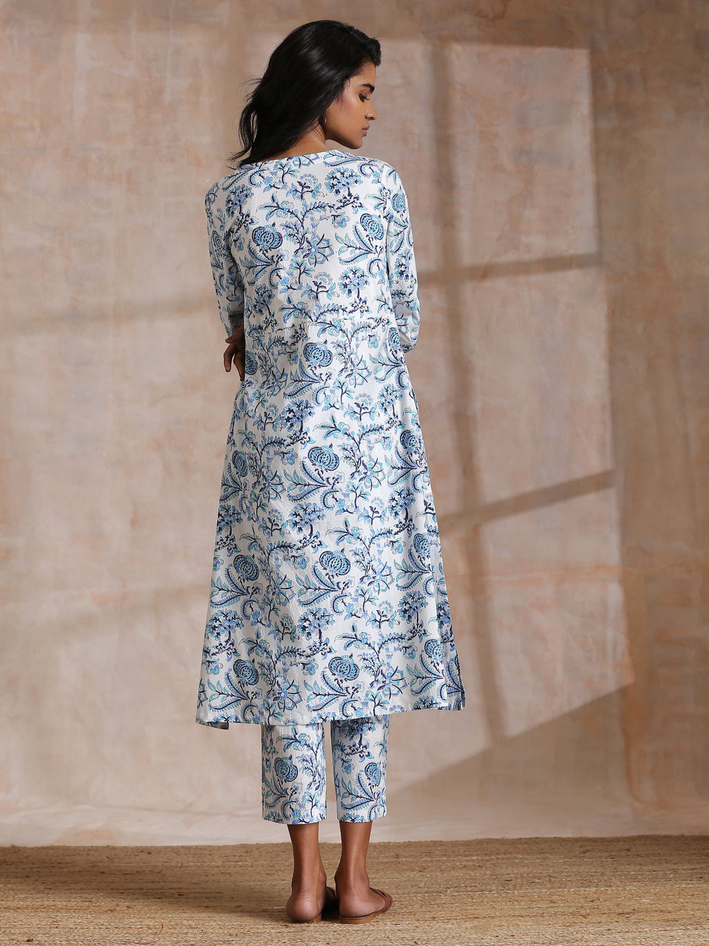 trueBrowns White With Overall Blue Print Cotton Slit Gathered Kurta Set