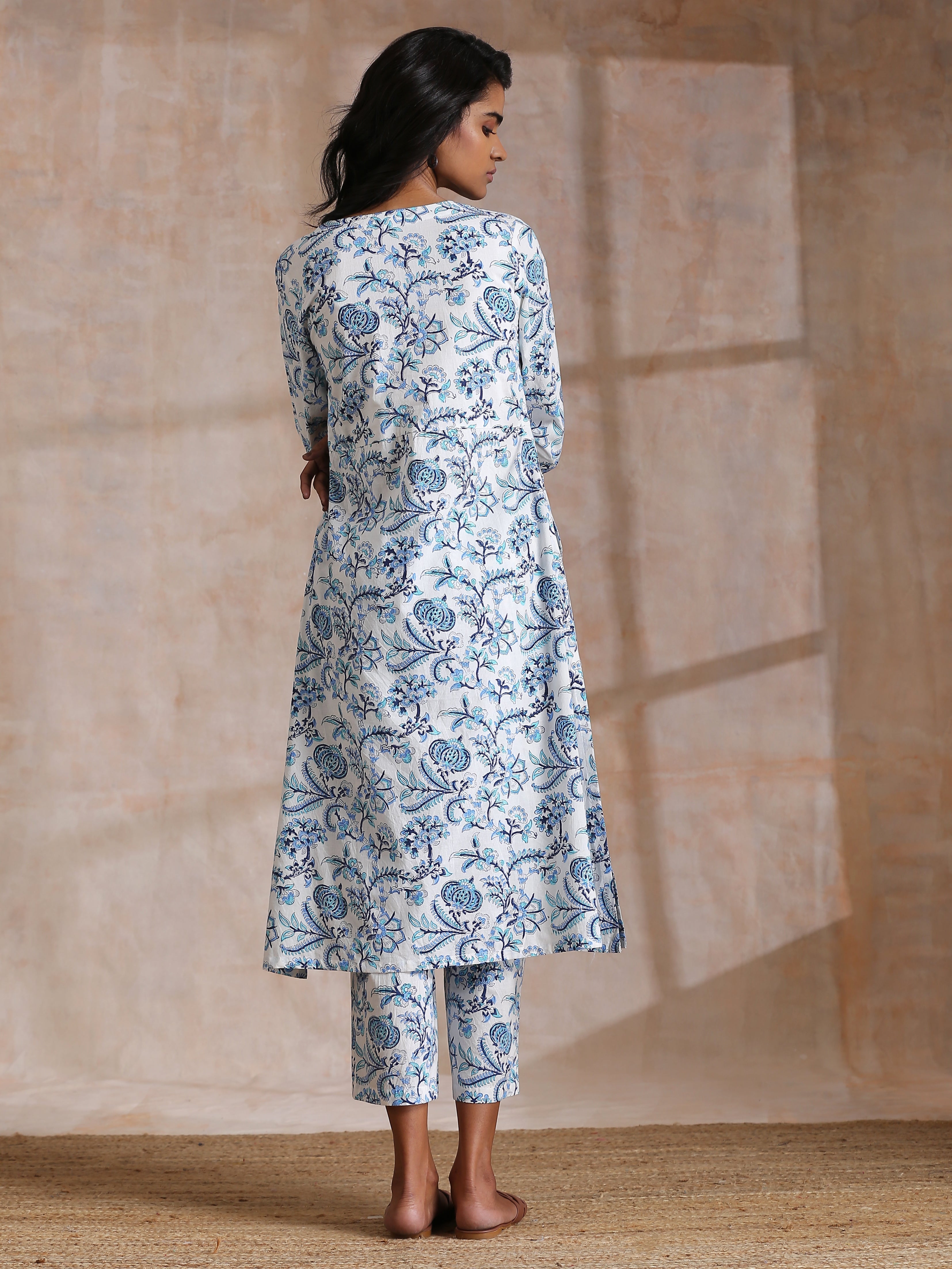 trueBrowns White With Overall Blue Print Cotton Slit Gathered Kurta Set