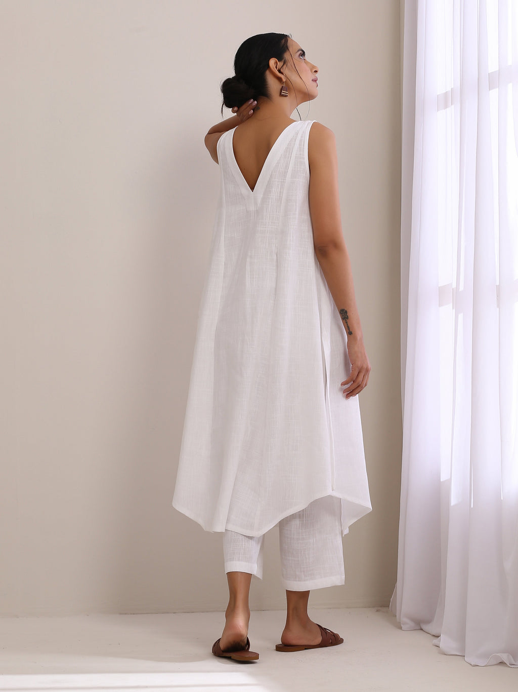 trueBrowns White Slub Texture Sleeveless Flared Kurta Pant Set