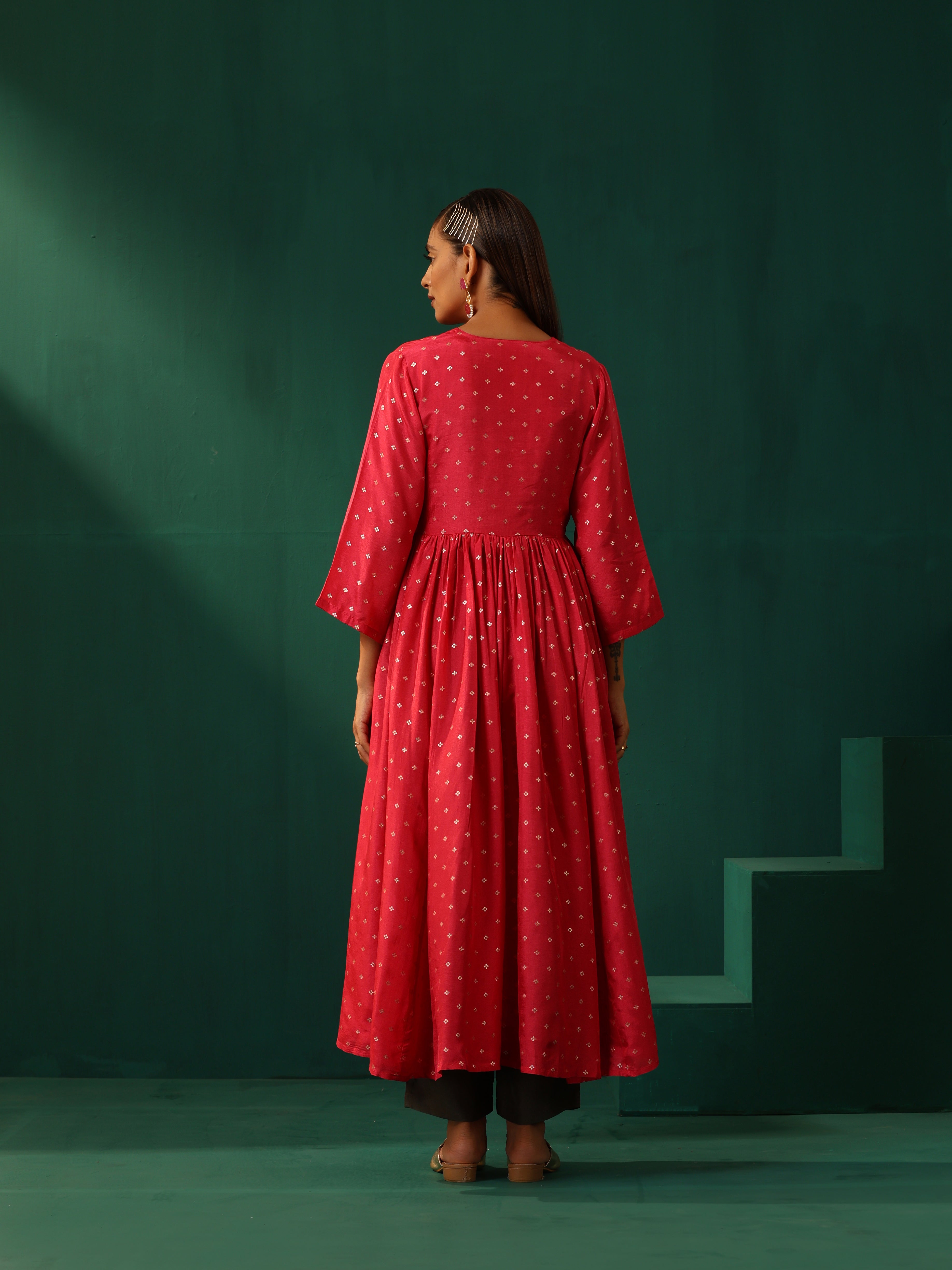 trueBrowns Pink Square Viscose Silk V-Neck Waist Gathered Kurta Pant Set