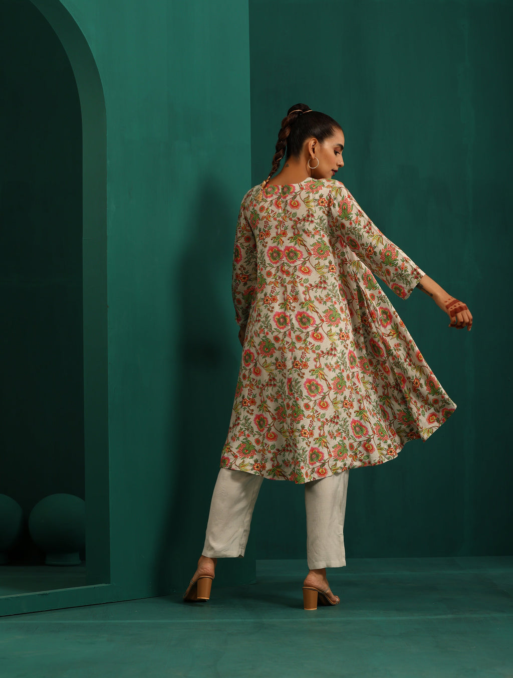 trueBrowns Off white Floral Jaal Muslin Silk Printed High Low Co-ord Set