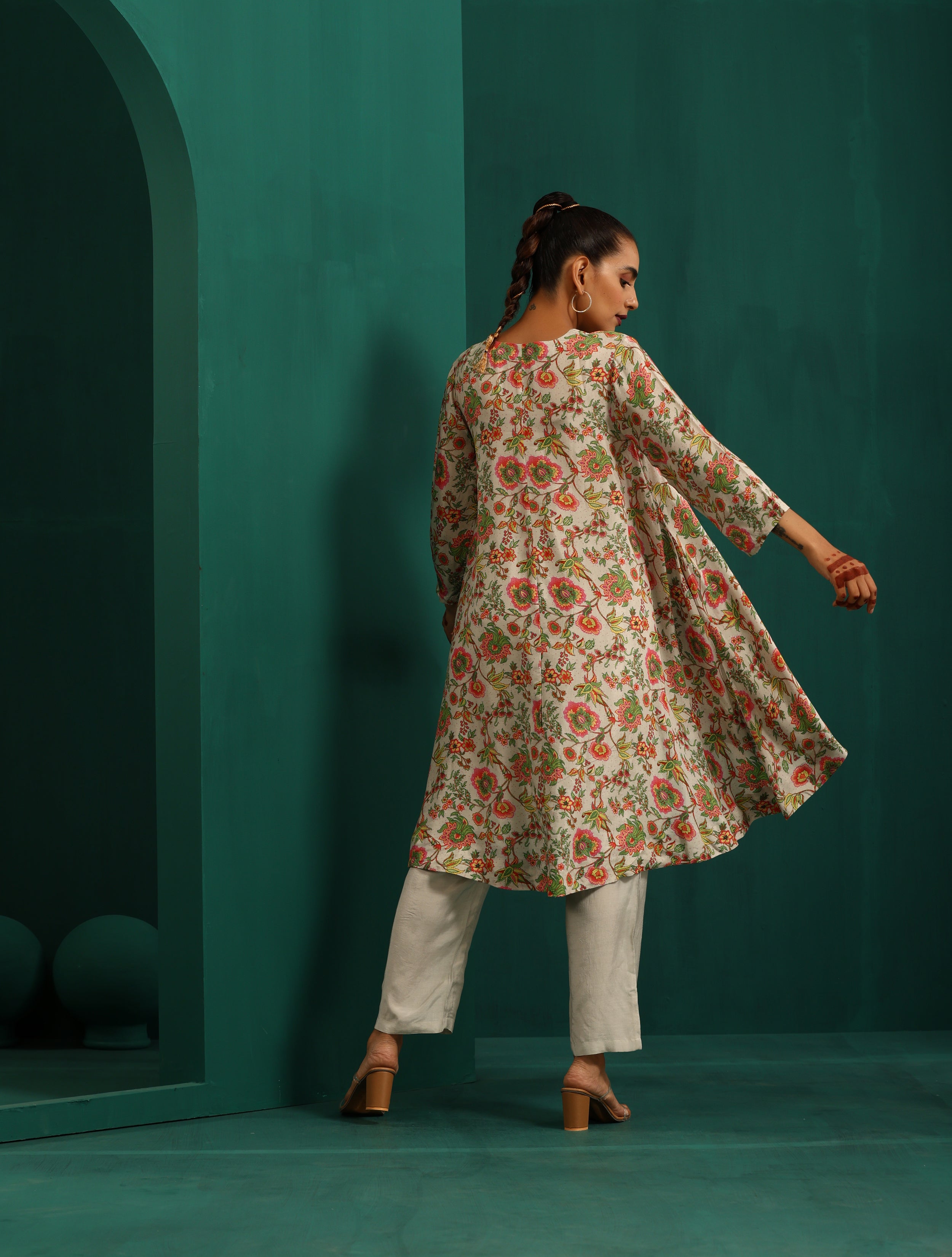 trueBrowns Off white Floral Jaal Muslin Silk Printed High Low Co-ord Set
