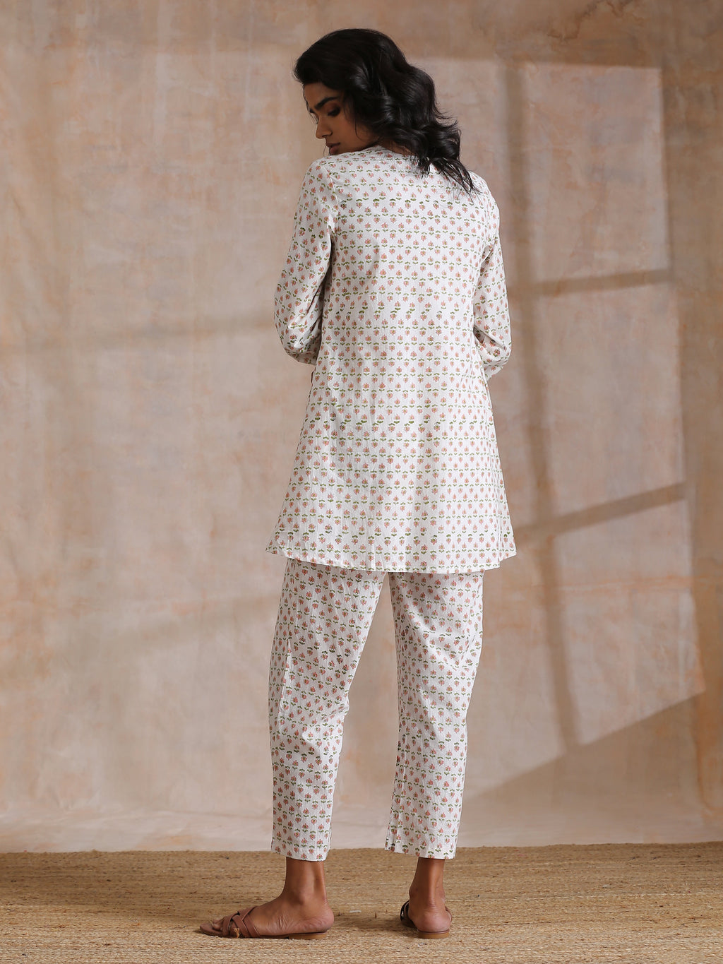 trueBrowns White With Small Floral Booti Print Cotton Pleated Co-Ord Set