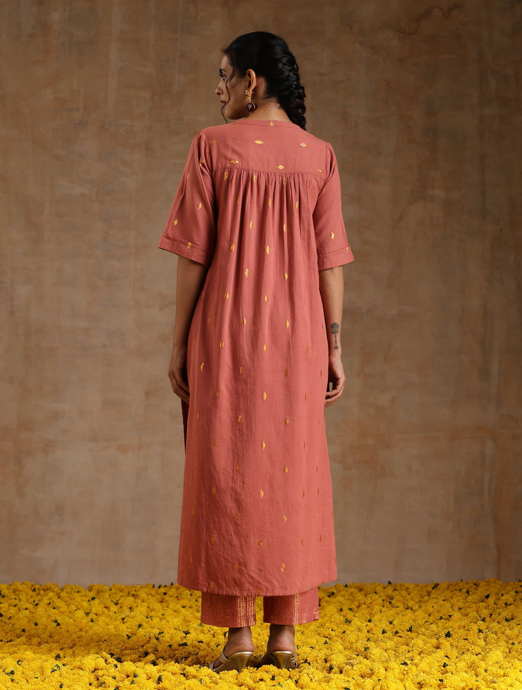 trueBrowns Blush Gold Cotton Relaxed High-Low Kurta Set