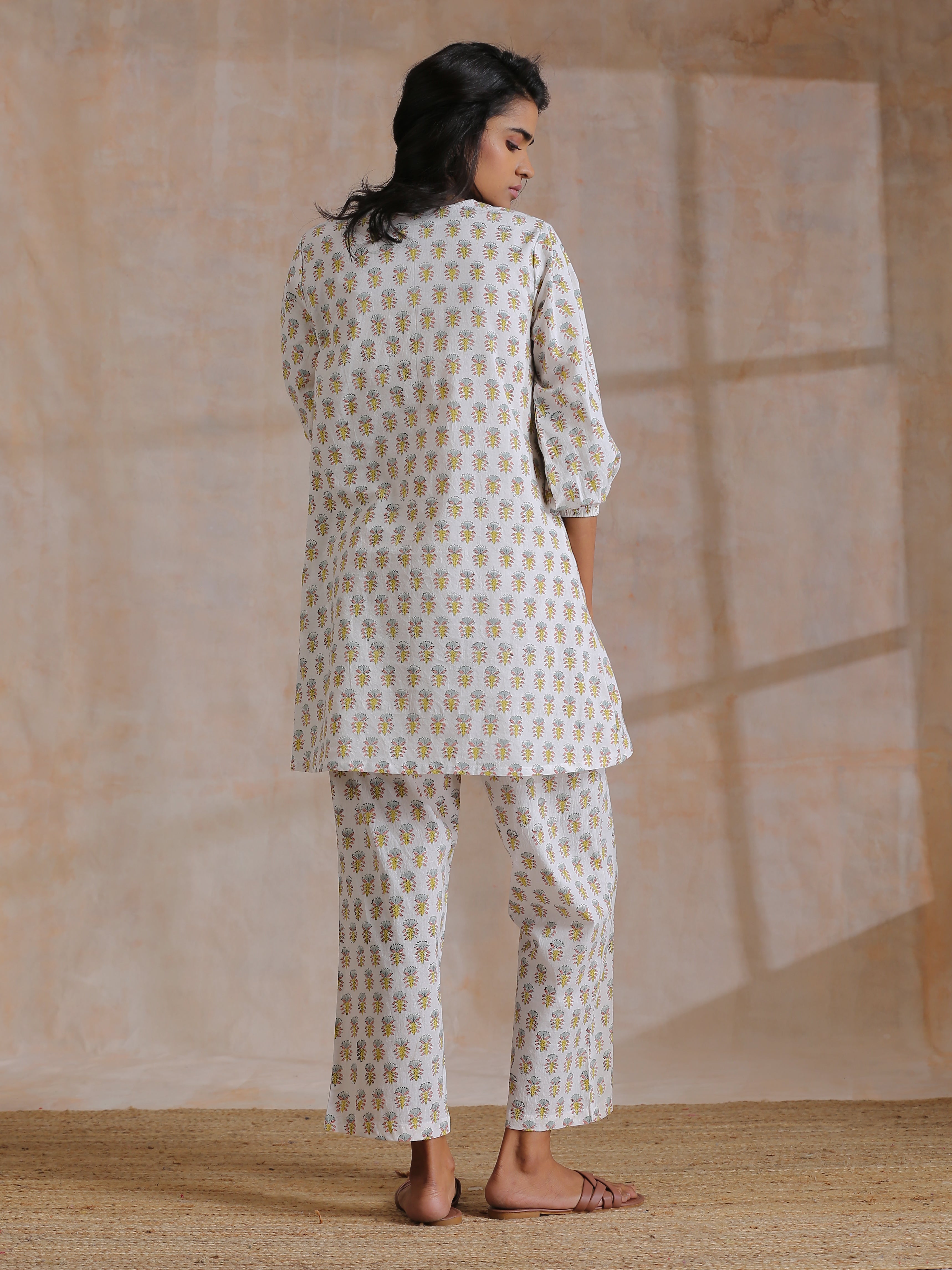 trueBrowns Multi Color Floral Booti Print Cotton V-Square Neck Co-Ord Set