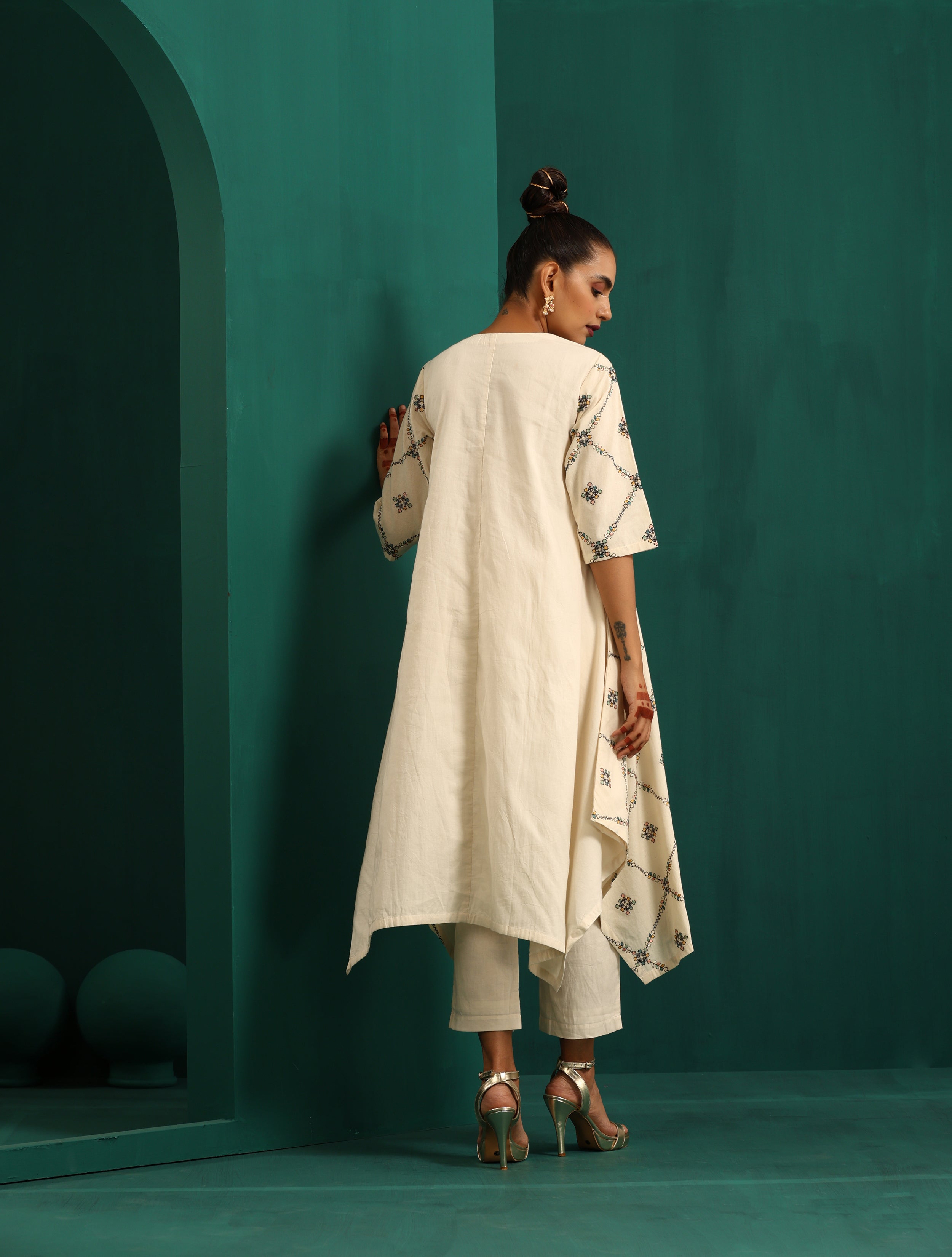 trueBrowns Ivory Rhombus Cotton Handkerchief Kurta Pant Set