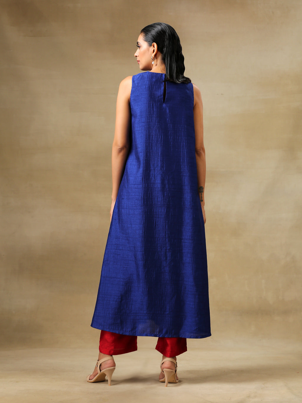 trueBrowns Blue Textured Silk Sleeveless Kurta Pant Set