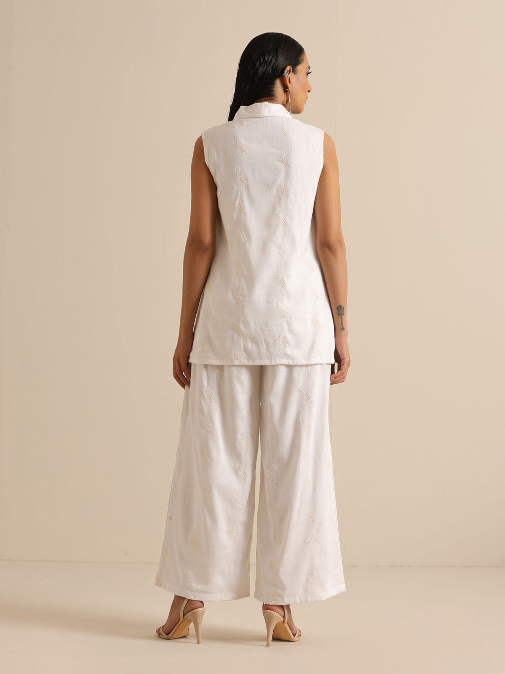 trueBrowns White Pineapple Sleeveless Jacket Pant Set