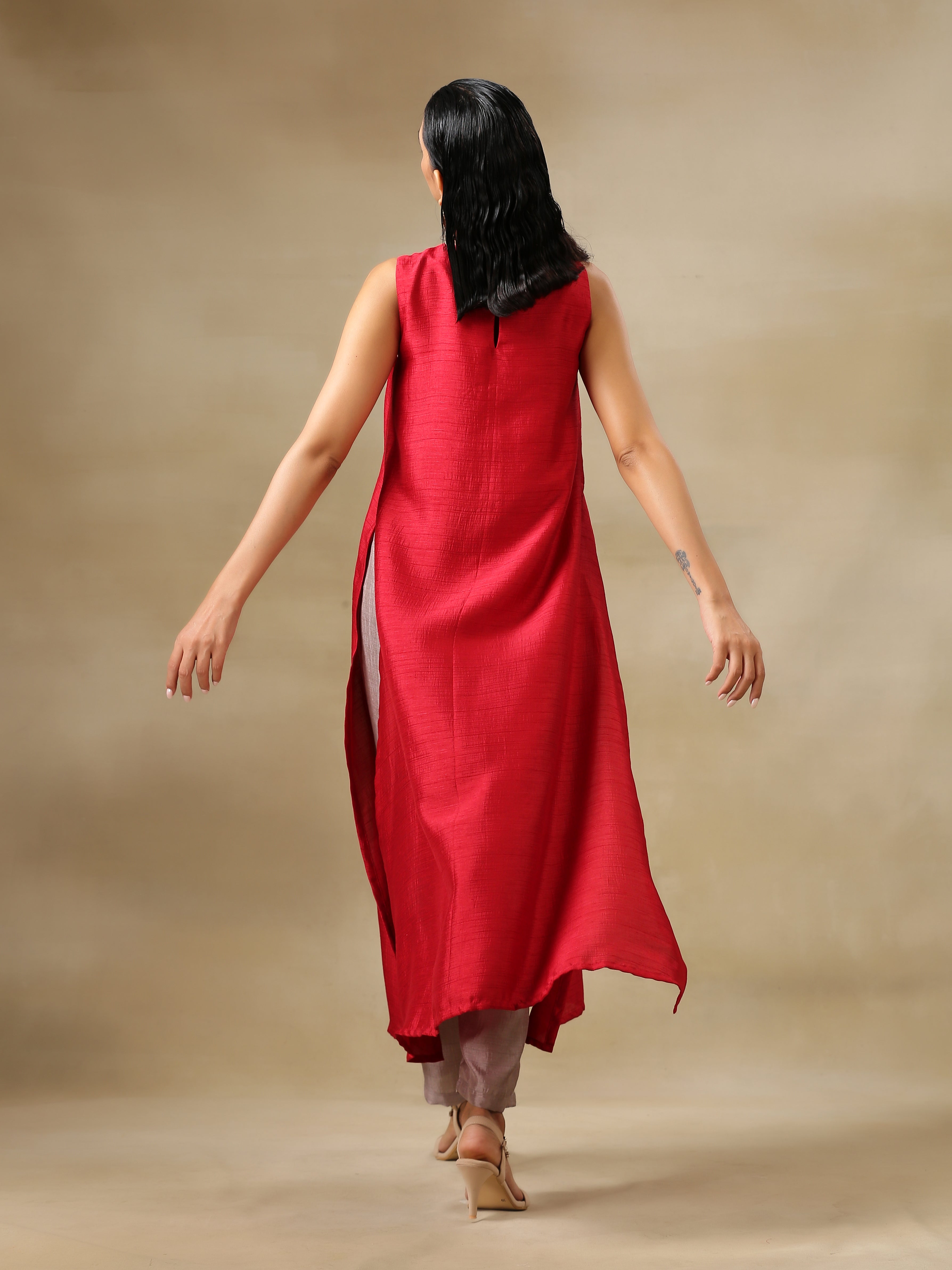 trueBrowns Maroon Textured Silk Sleeveless Kurta Pant Set