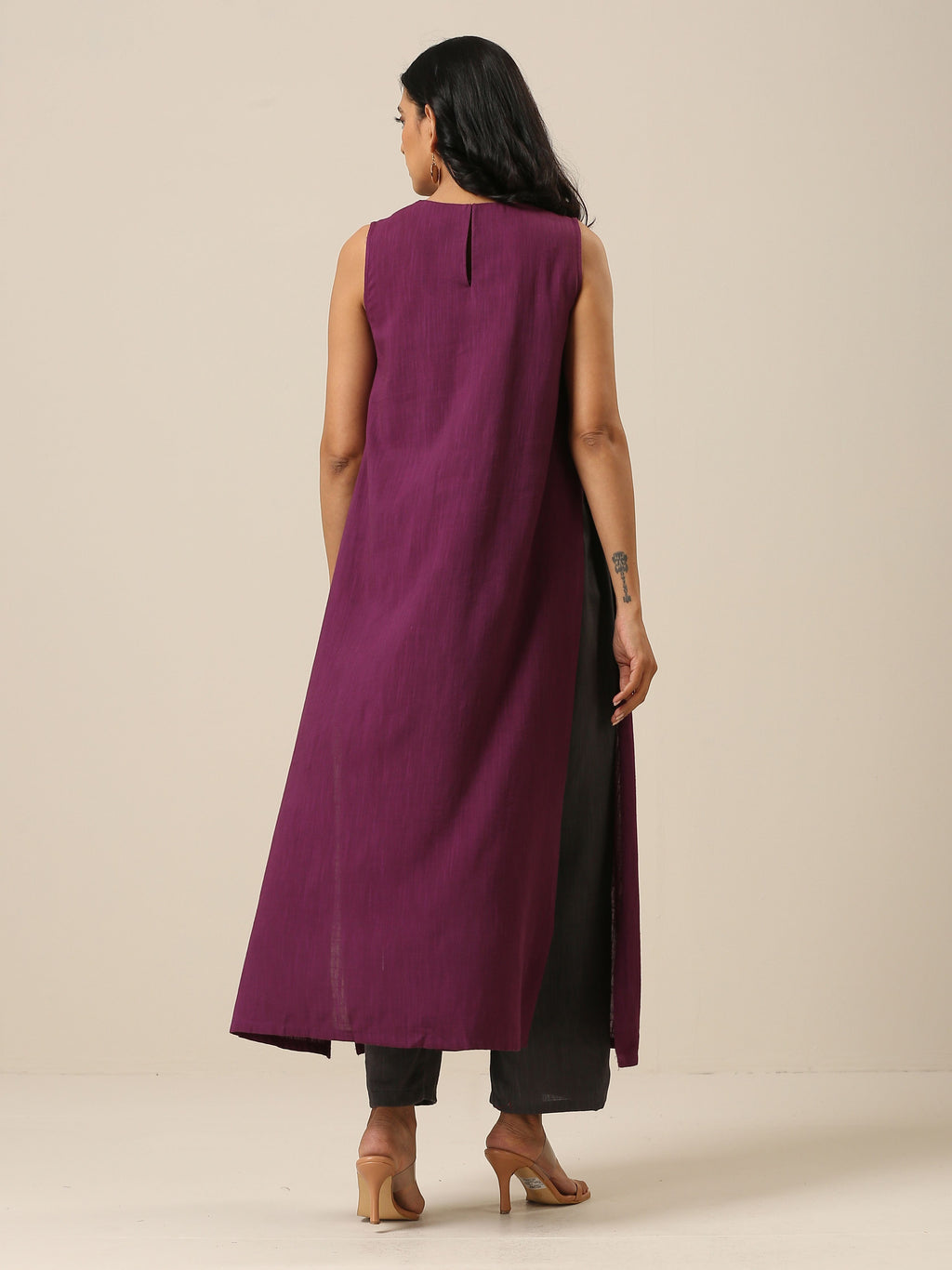 trueBrowns Plum Purple Slub Texture Sleeveless Kurta Pant Set
