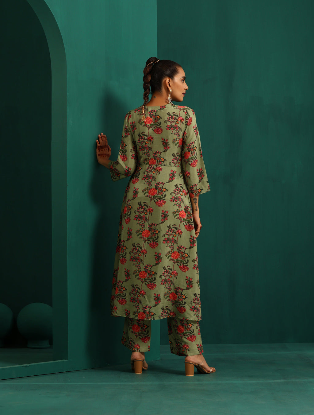 trueBrowns Green Floral Muslin Silk Printed Front Slit Kurta Pant Set