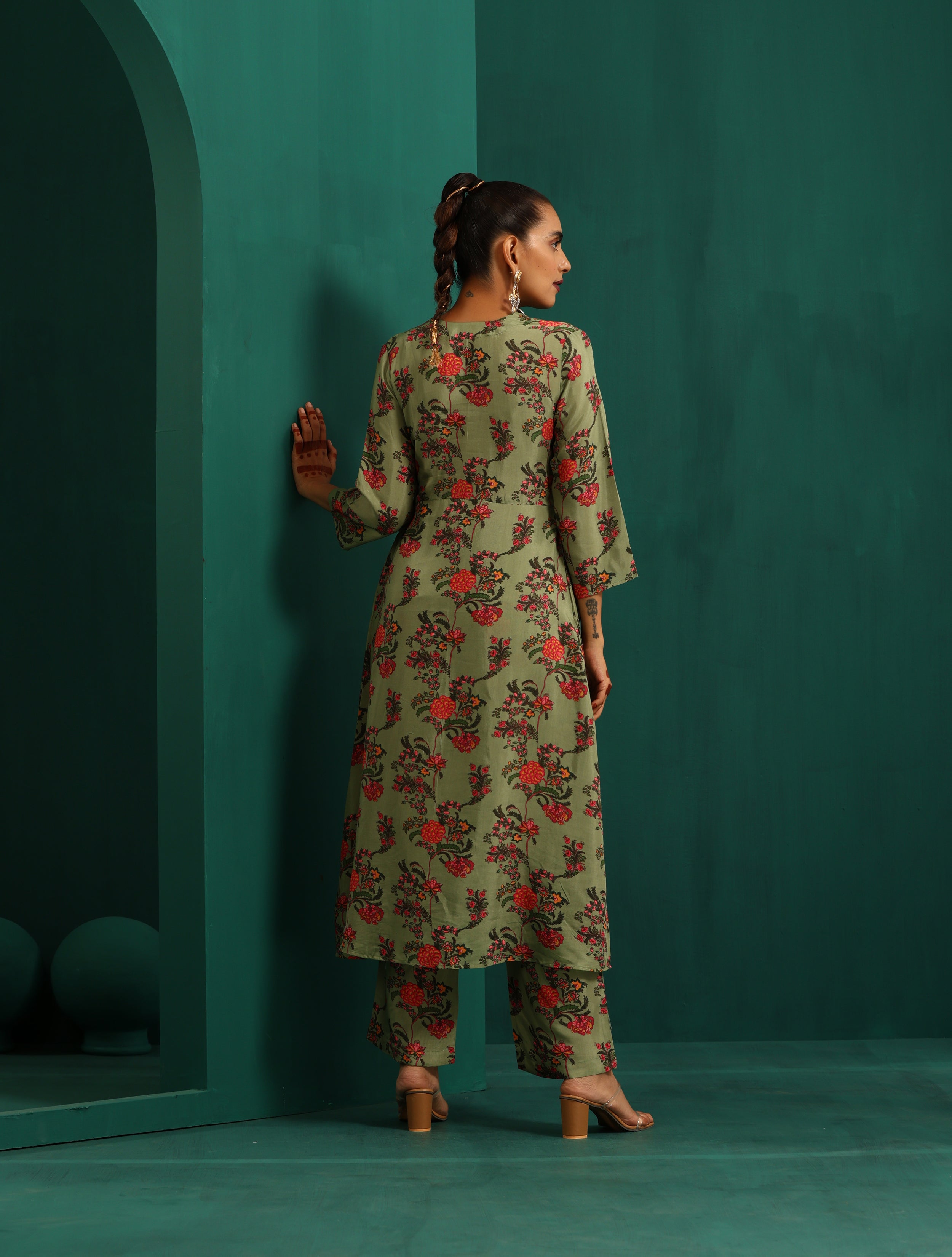 trueBrowns Green Floral Muslin Silk Printed Front Slit Kurta Pant Set