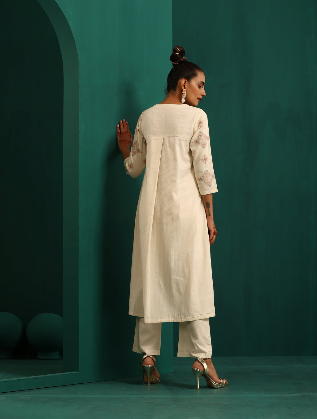 trueBrowns Ivory Peach Cotton Front Pleat Kurta Pant Set