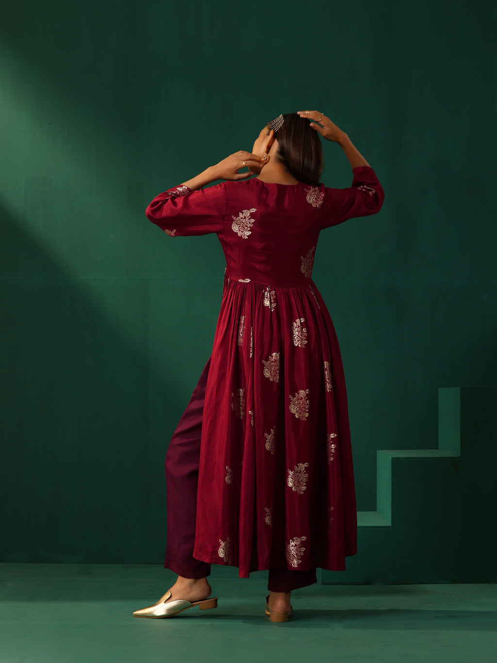trueBrowns Maroon Floral Viscose Silk V-Neck Waist Gathered Kurta Pant Set