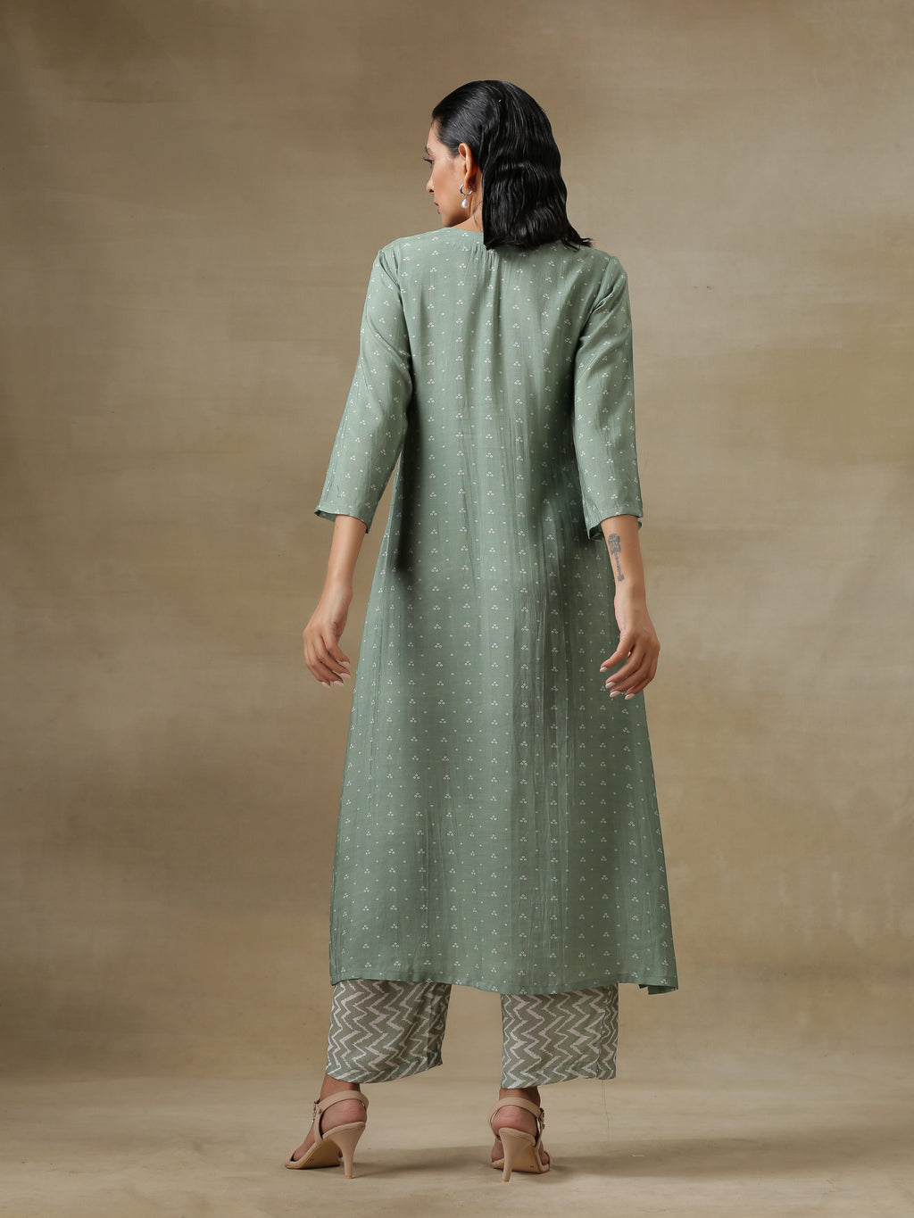 trueBrowns Light Green Bandhani Printed Silk High Slit Kurta Pant Set