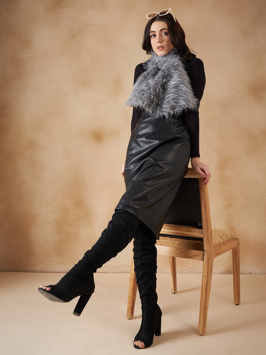 InWeave Women's Light Grey Faux Fur Neck Warmer