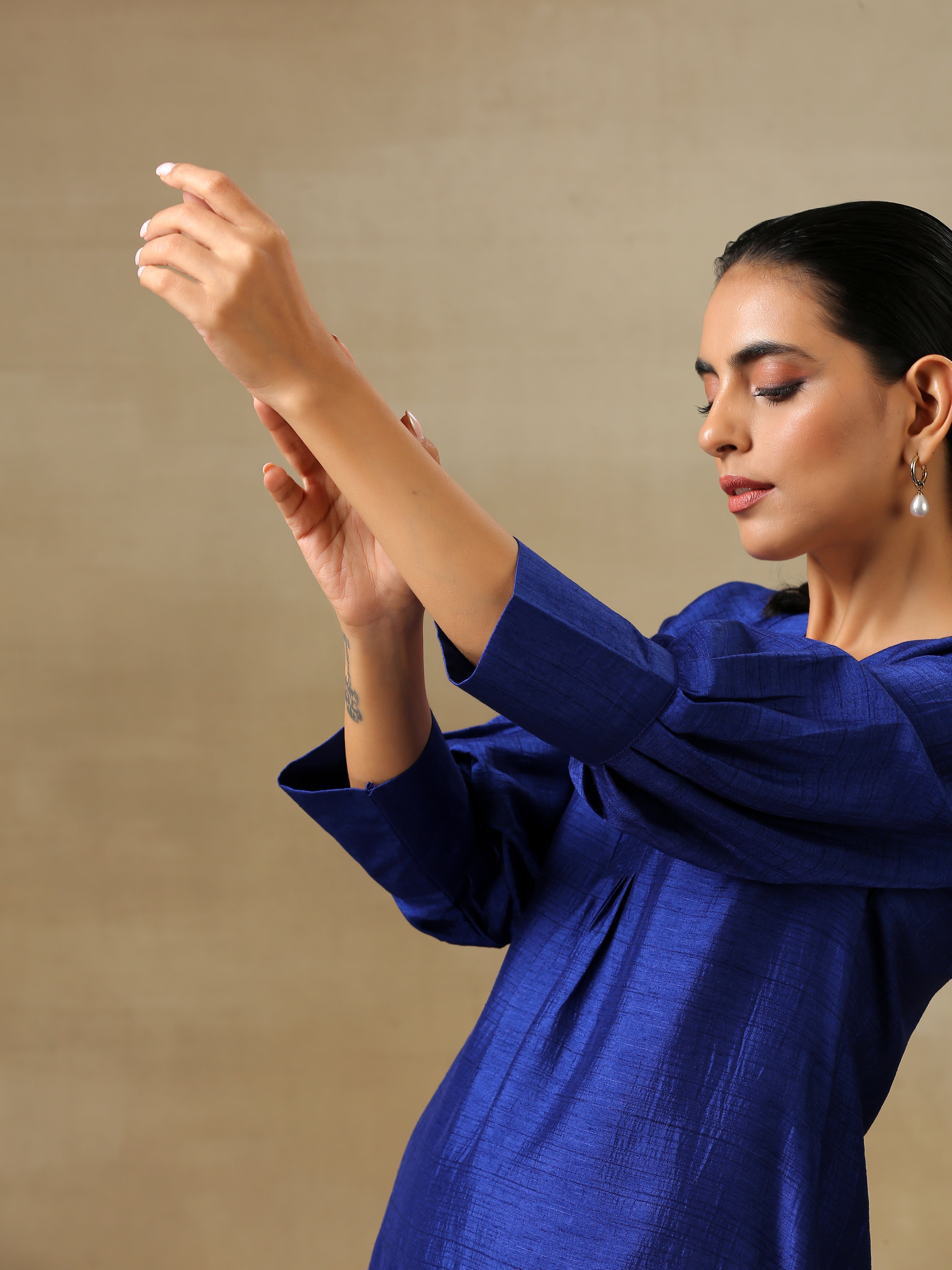 trueBrowns Blue Textured Silk Puff Sleeve Kurta Pant Set