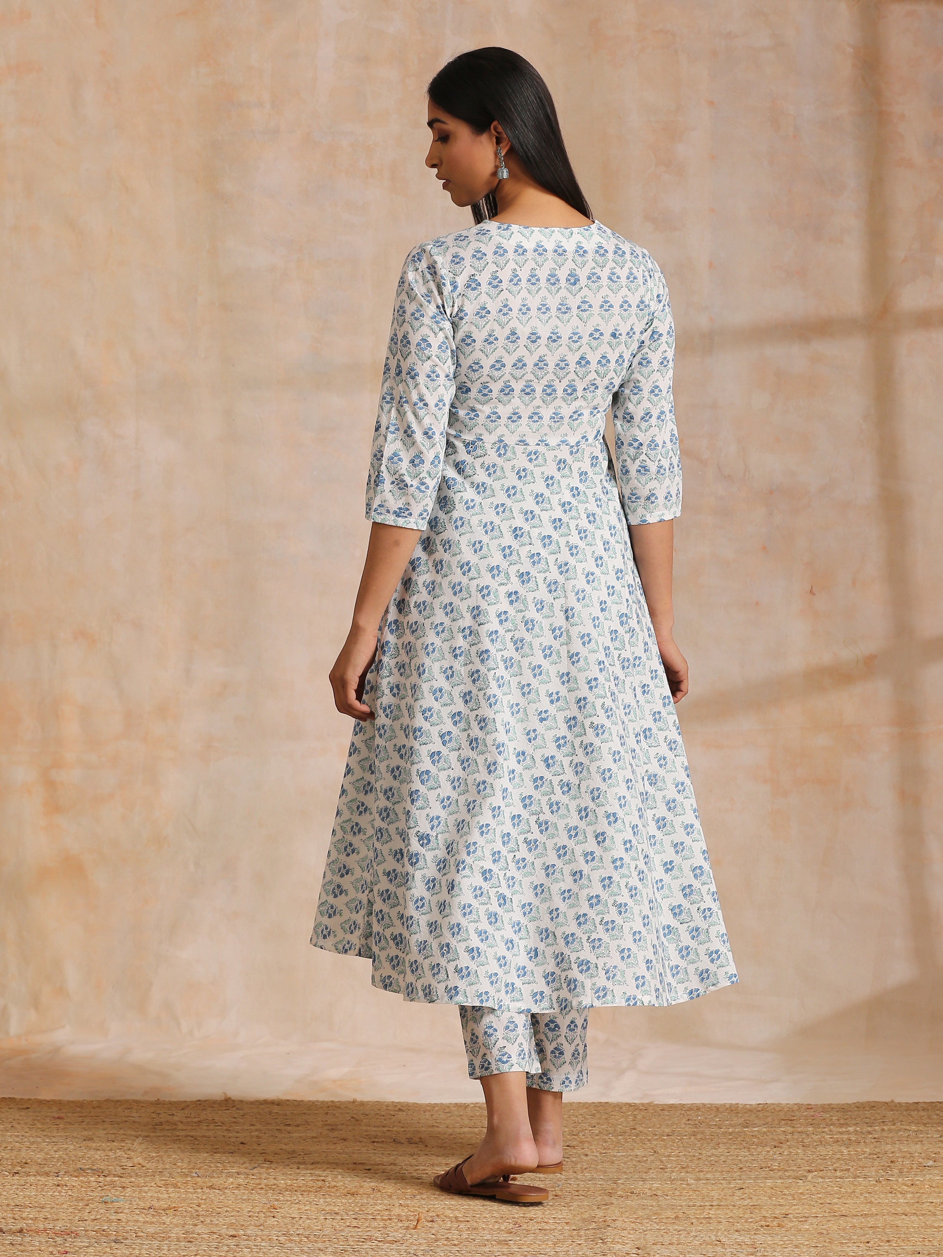 trueBrowns White With Blue Green Buta Print Cotton Flared Kurta Pant Set
