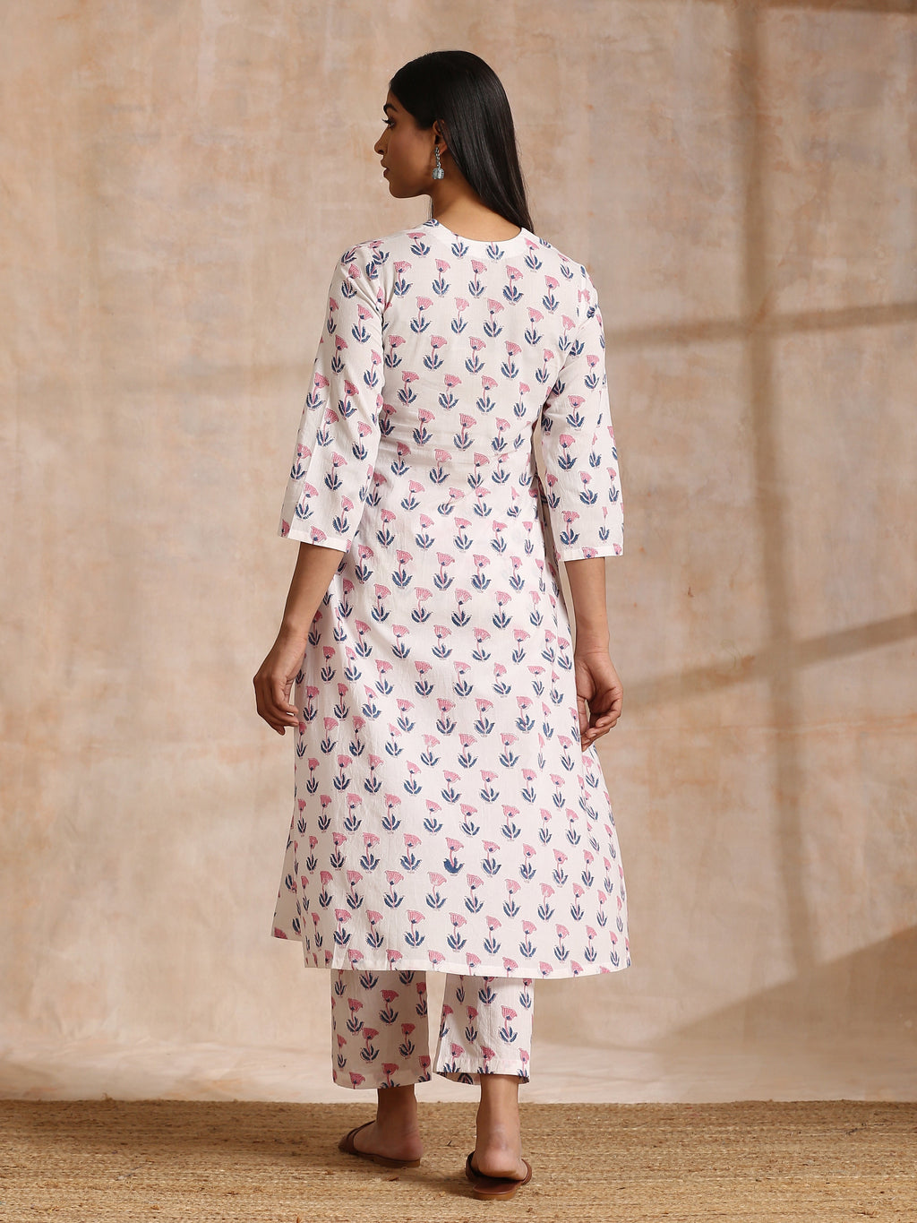 trueBrowns White With Pink Blue Buta Block Print Cotton Kurta Pant Set