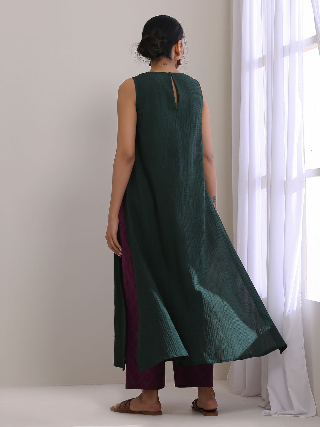 trueBrowns Dark Green Dobby Sleeveless Kurta Pant Set