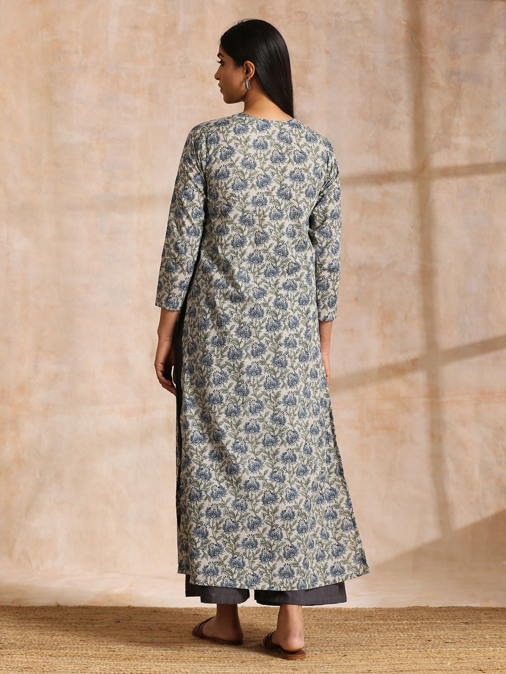 trueBrowns Blue Grey Overall Floral Block On White Print Cotton Kurta Pant Set