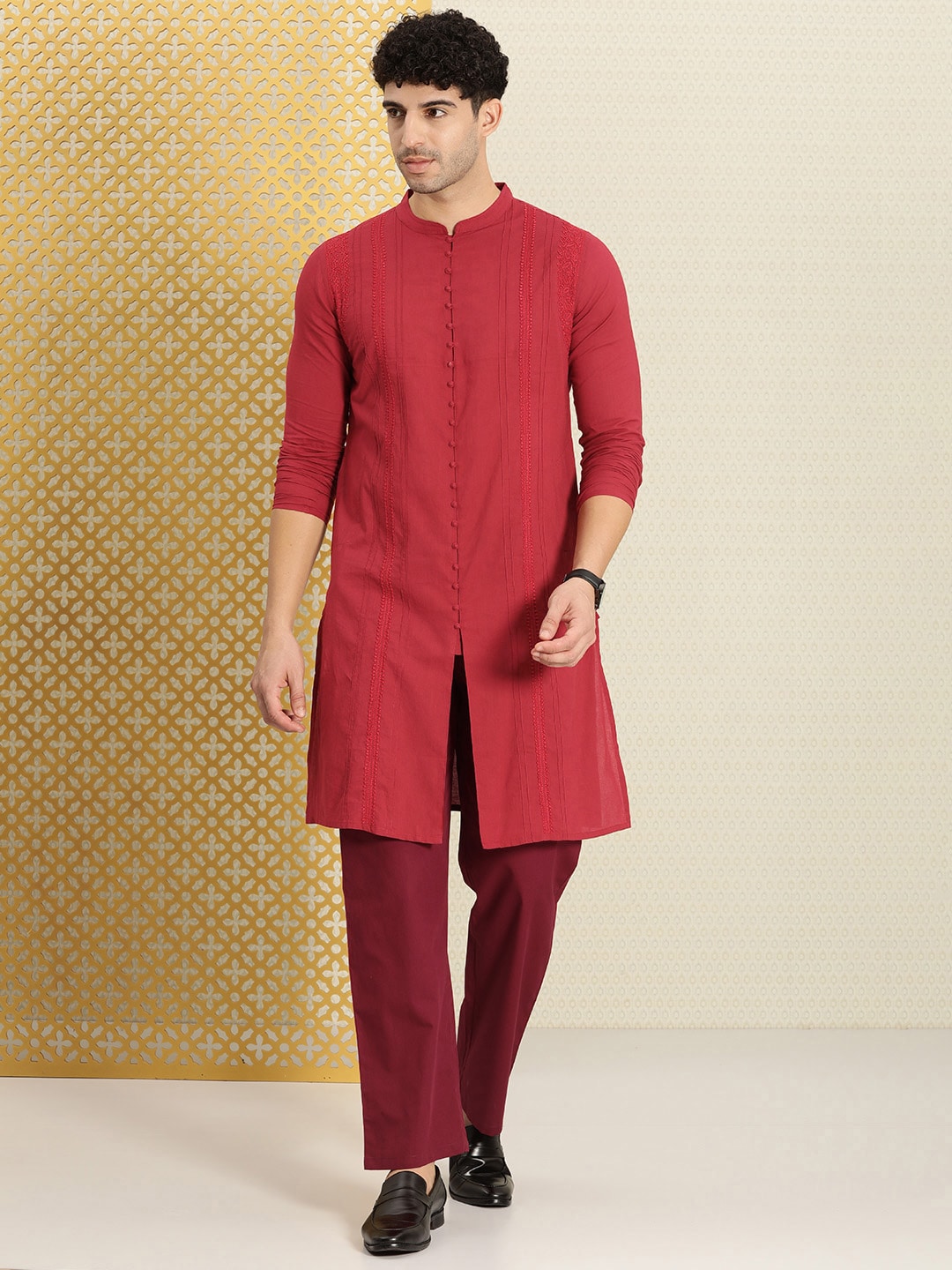 House of Pataudi Men Chikankari Embroidered Pure cotton Jashn Kurta with Pyjama