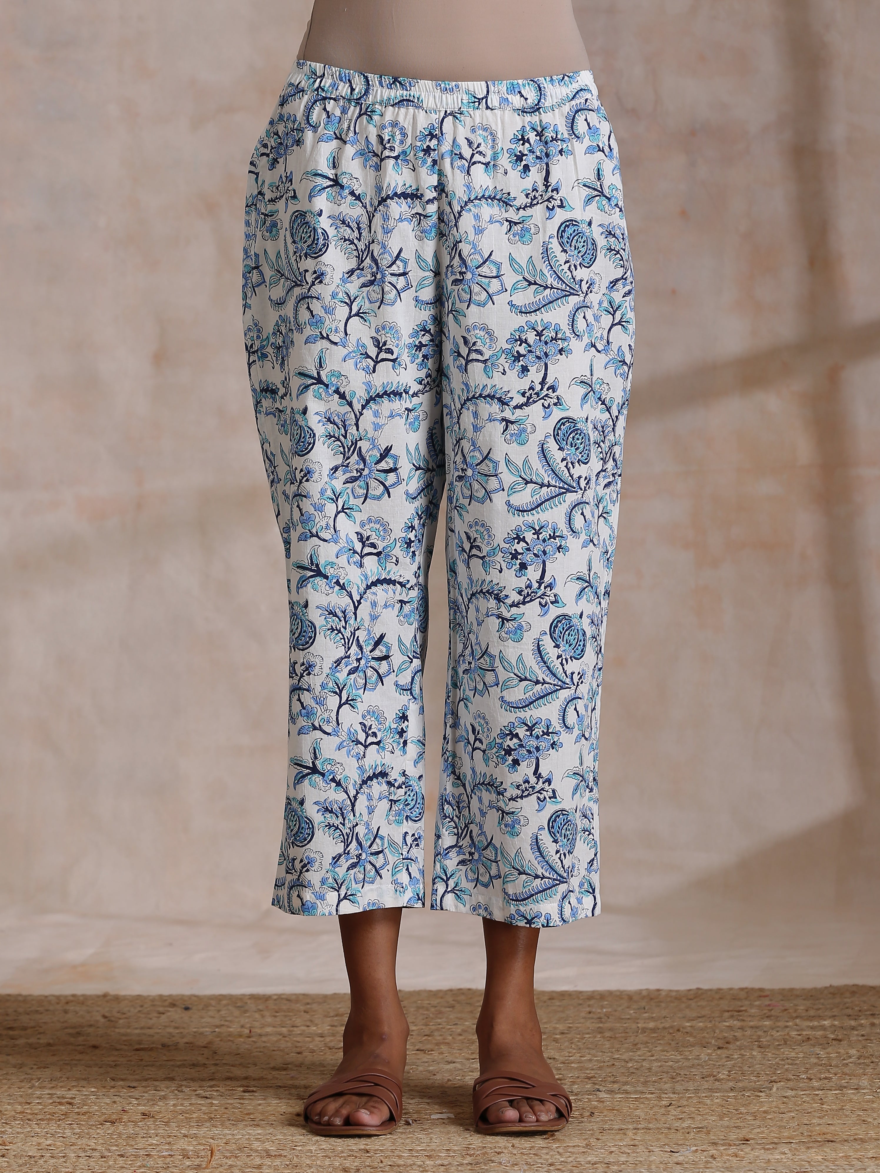 trueBrowns White With Overall Blue Print Cotton Slit Gathered Kurta Set