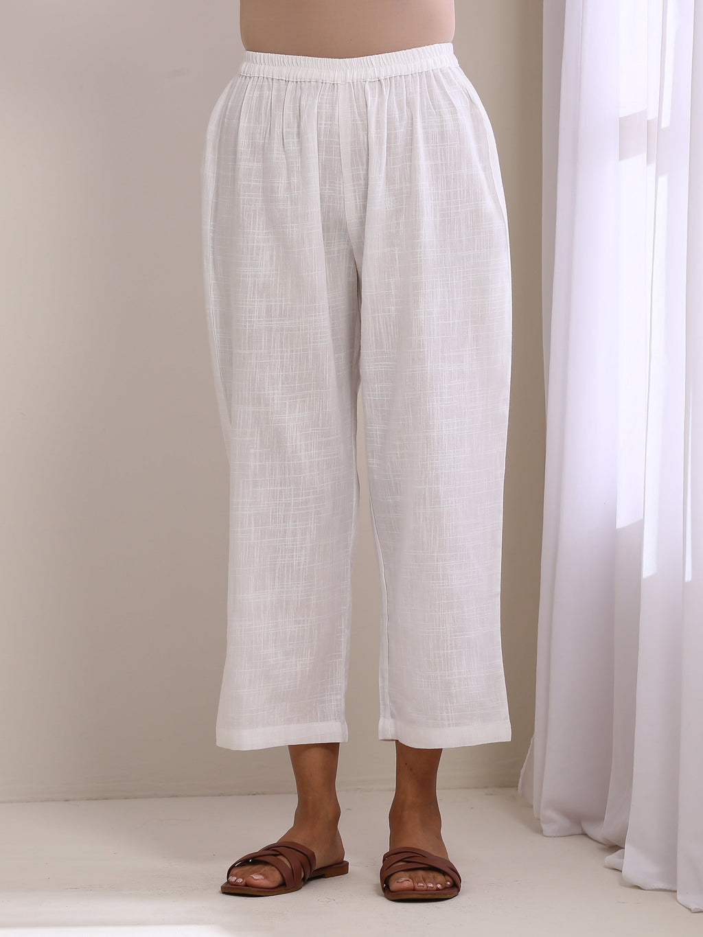 trueBrowns White Slub Texture Sleeveless Flared Kurta Pant Set