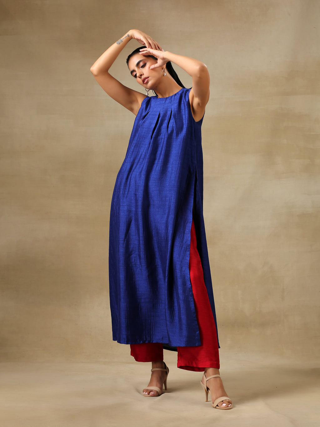 trueBrowns Blue Textured Silk Sleeveless Kurta Pant Set