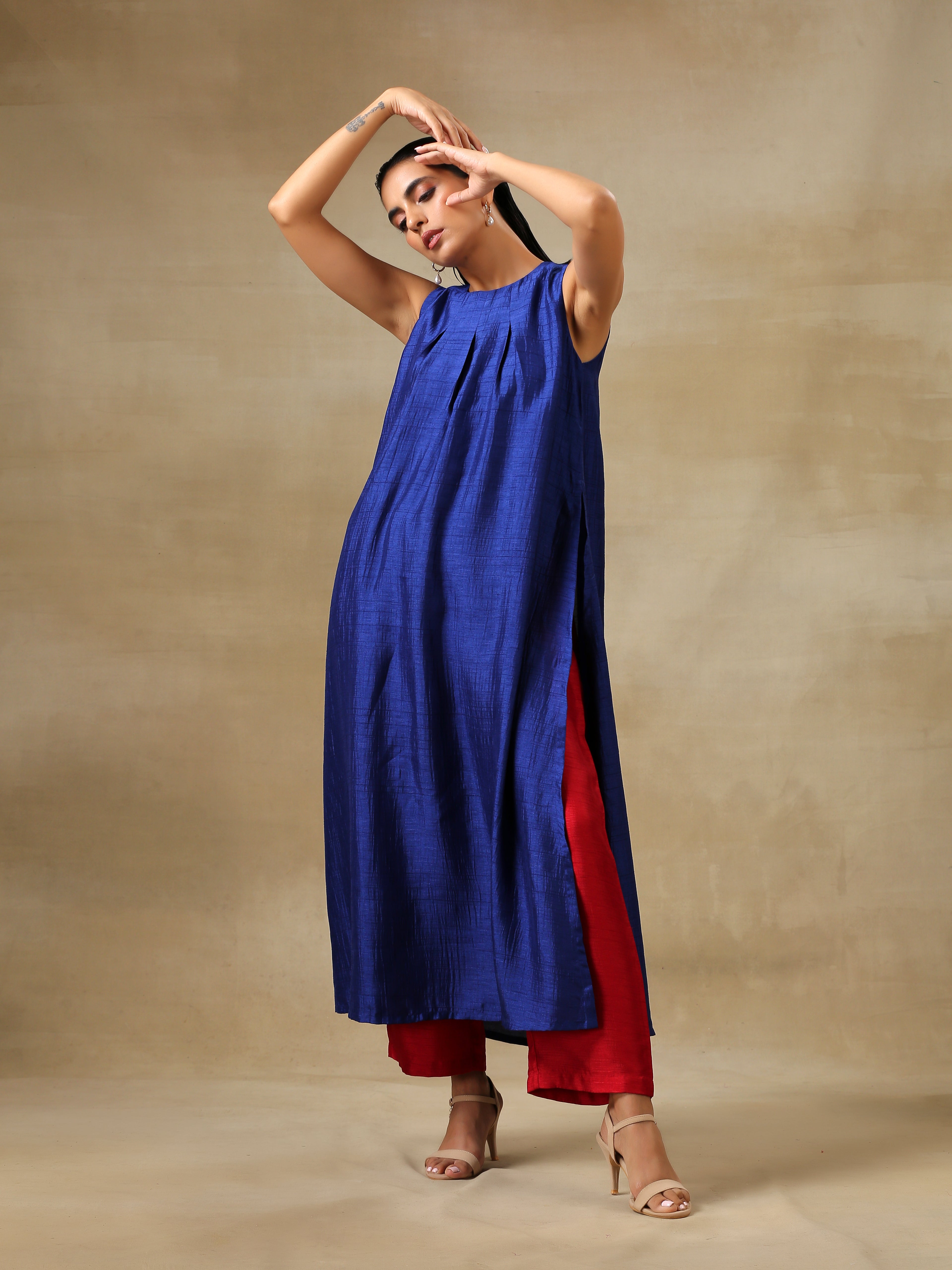 trueBrowns Blue Textured Silk Sleeveless Kurta Pant Set