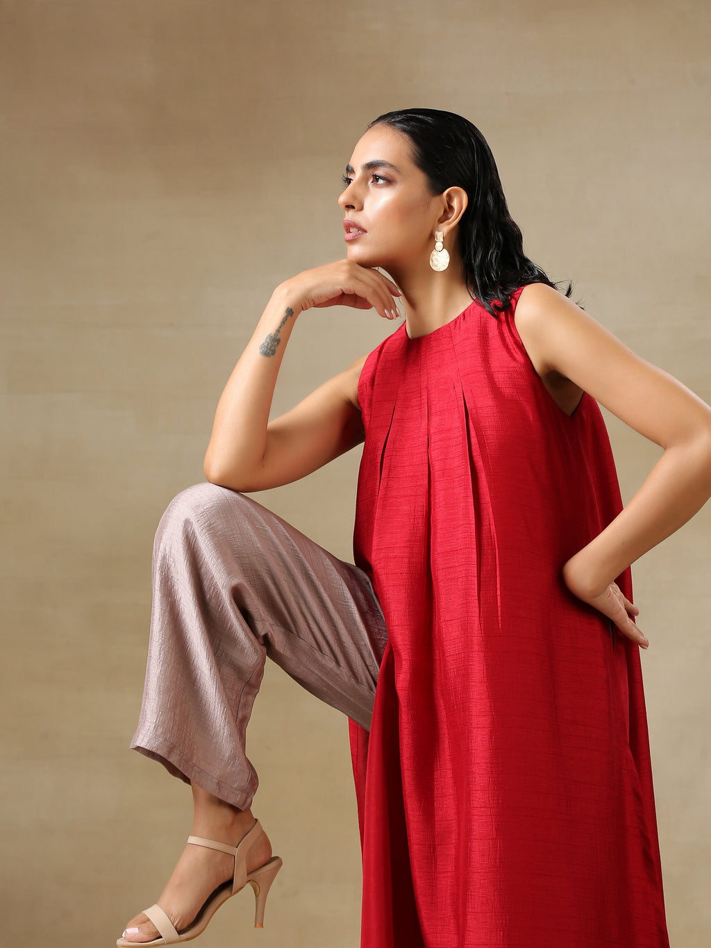 trueBrowns Maroon Textured Silk Sleeveless Kurta Pant Set