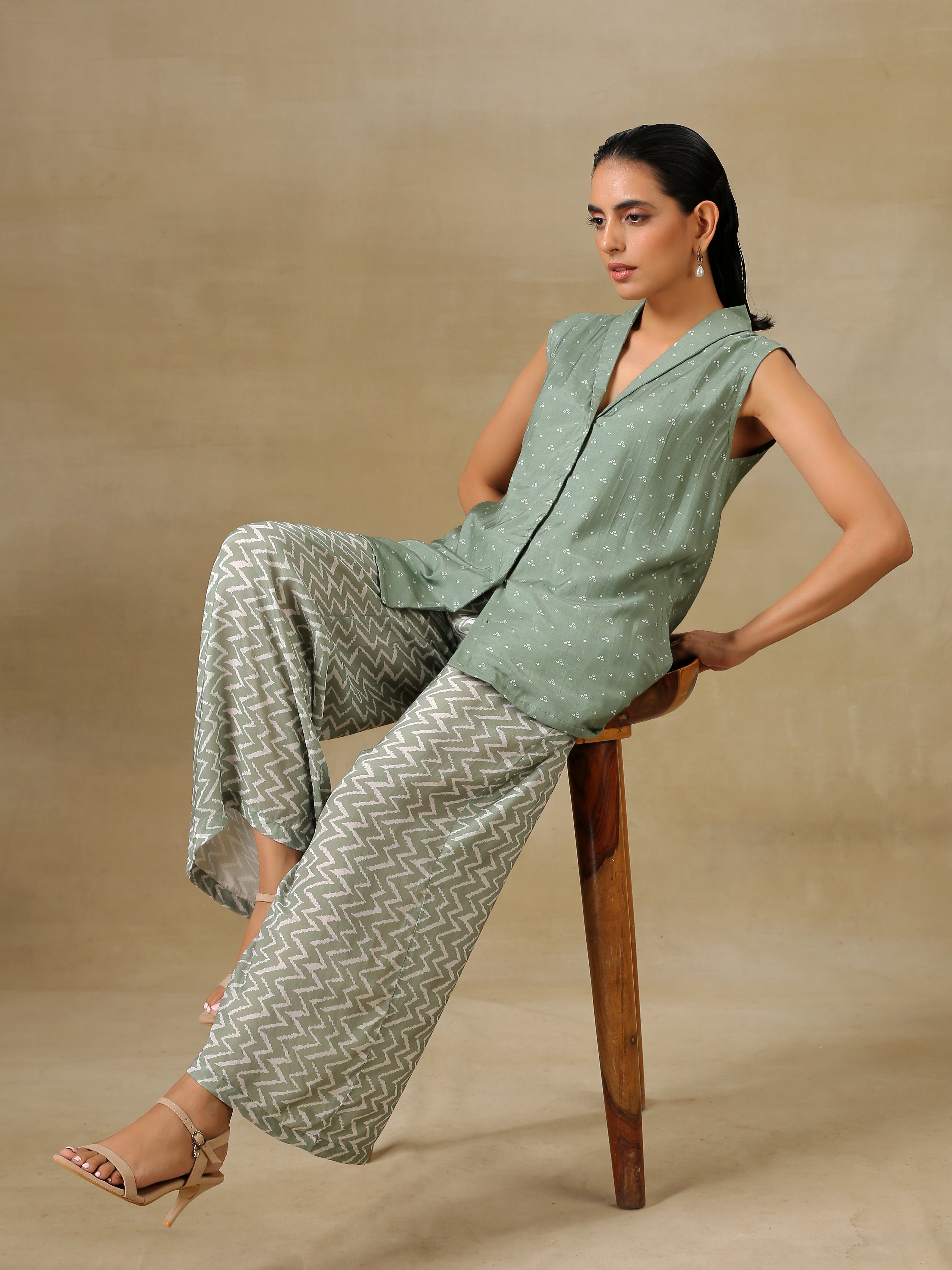 trueBrowns Light Green Bandhani Printed Silk Sleevesless Jacket Pant Set
