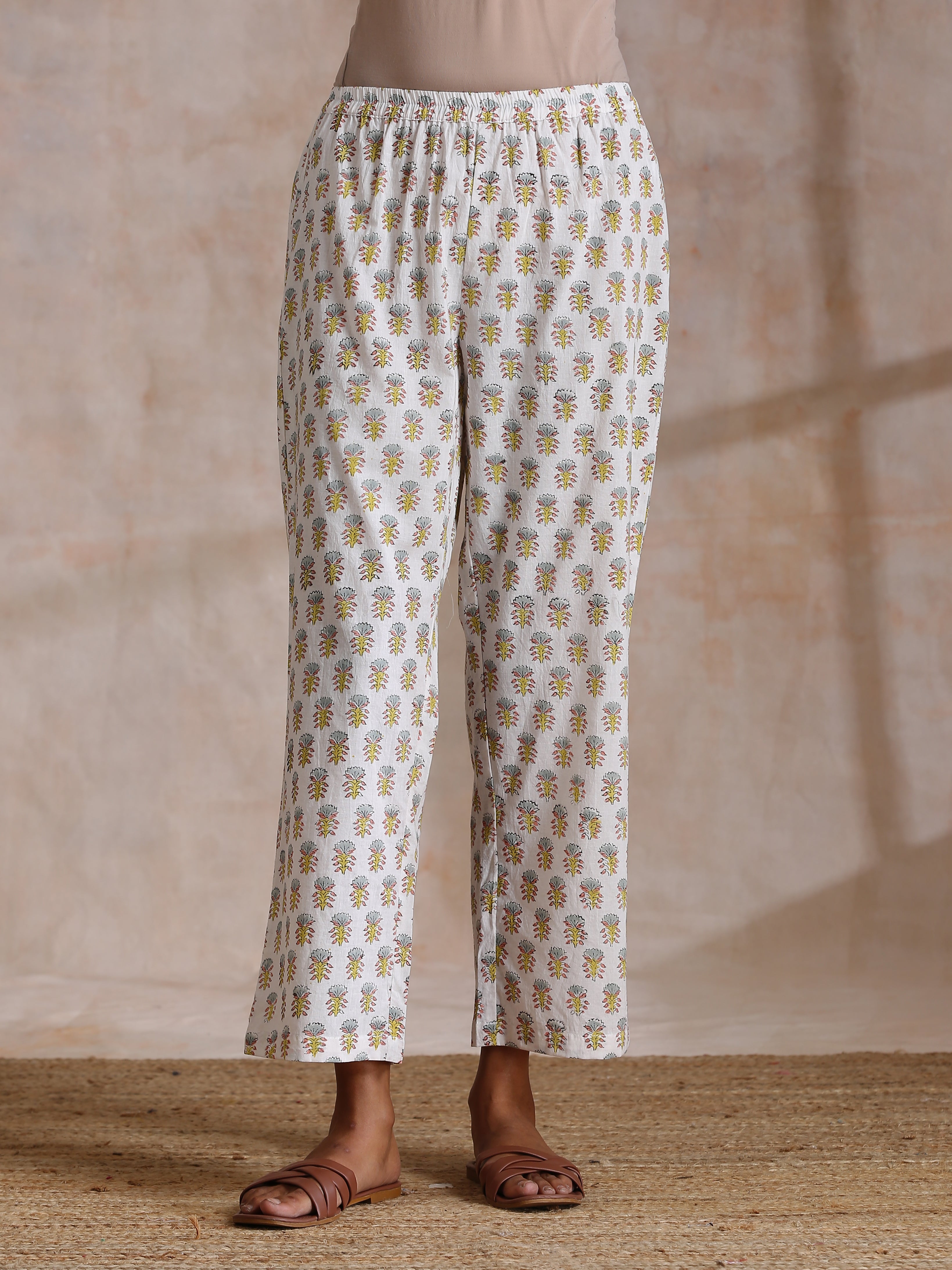 trueBrowns Multi Color Floral Booti Print Cotton V-Square Neck Co-Ord Set