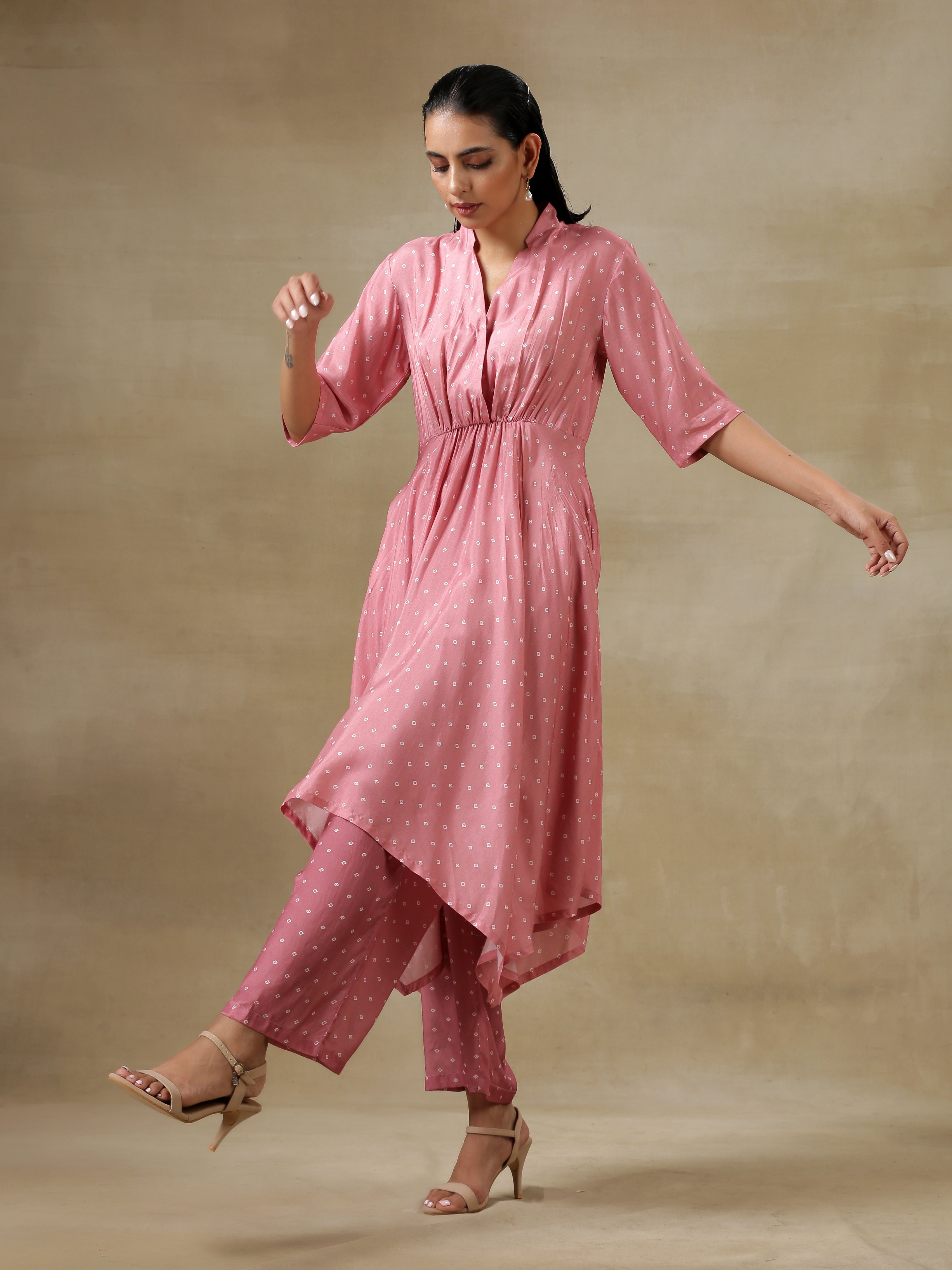 trueBrowns Light Mauve Bandhani Printed Silk Handkerchief Kurta Pant Set
