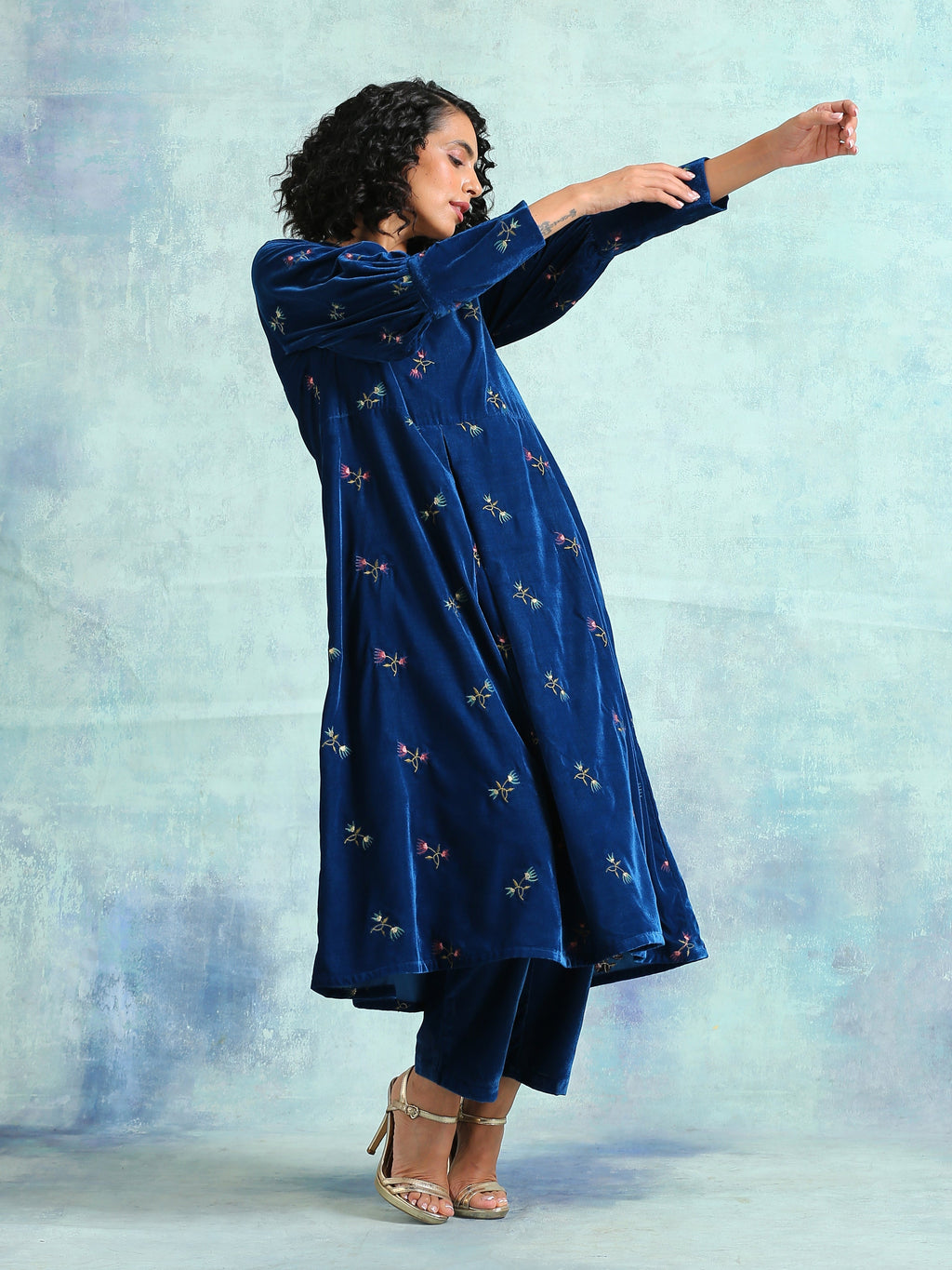 trueBrowns Blue Embroidered Velvet Puff Sleeve Kurta