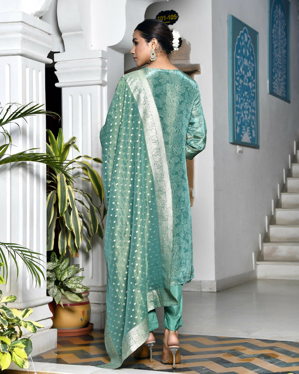 Vaasva Women's Digital Printed Tissue Suit Set With Solid Pant & Brocade Dupatta