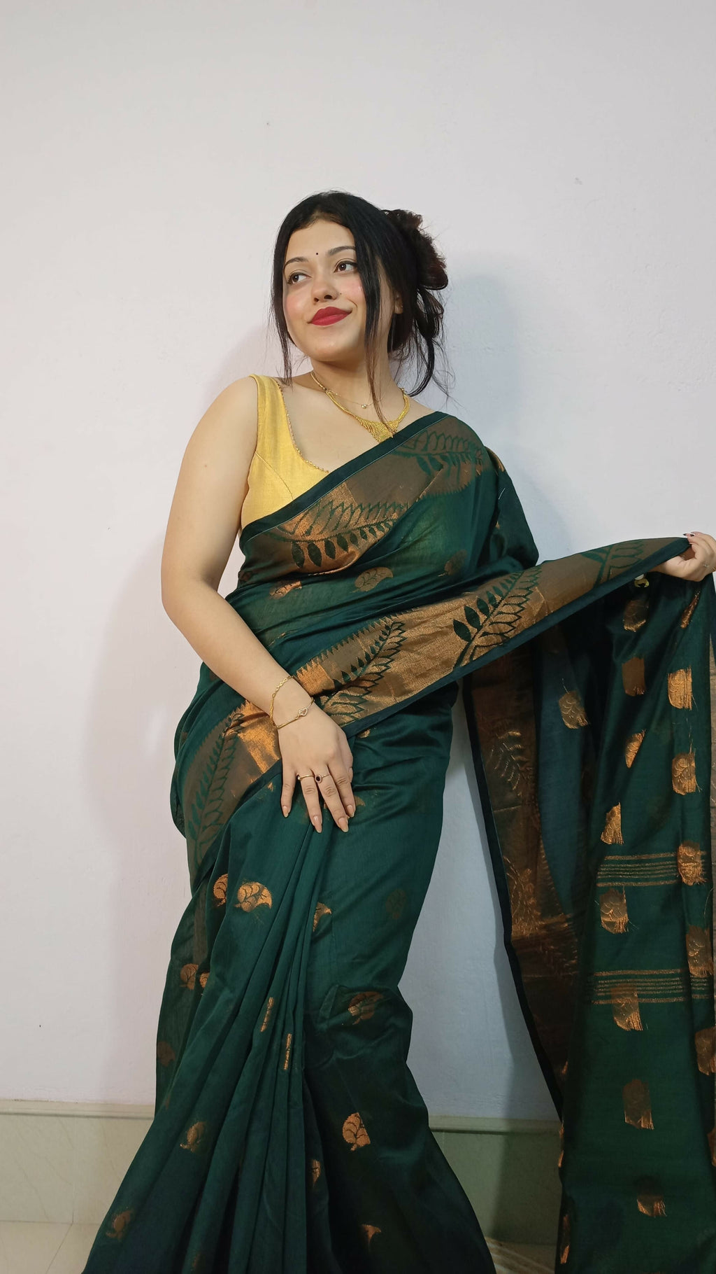 Exclusive Collection Beautiful Green Cotton Silk Woven Handloom Saree With Running Blouse Piece