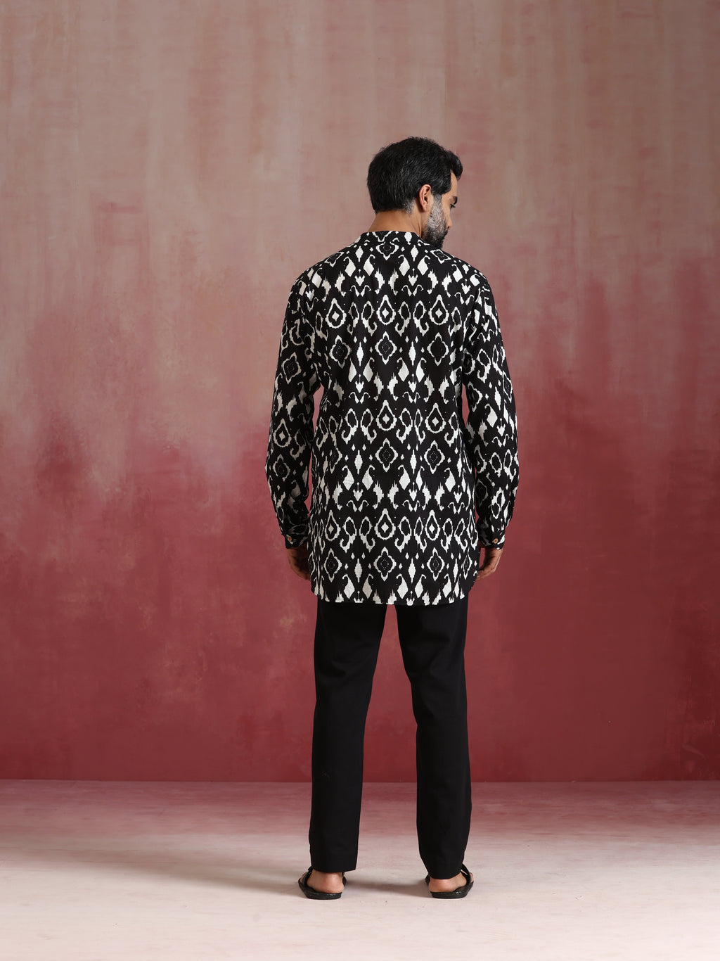 trueBrowns Men's Black Ikat Print Mandarin Collar Kurta Co-ord set