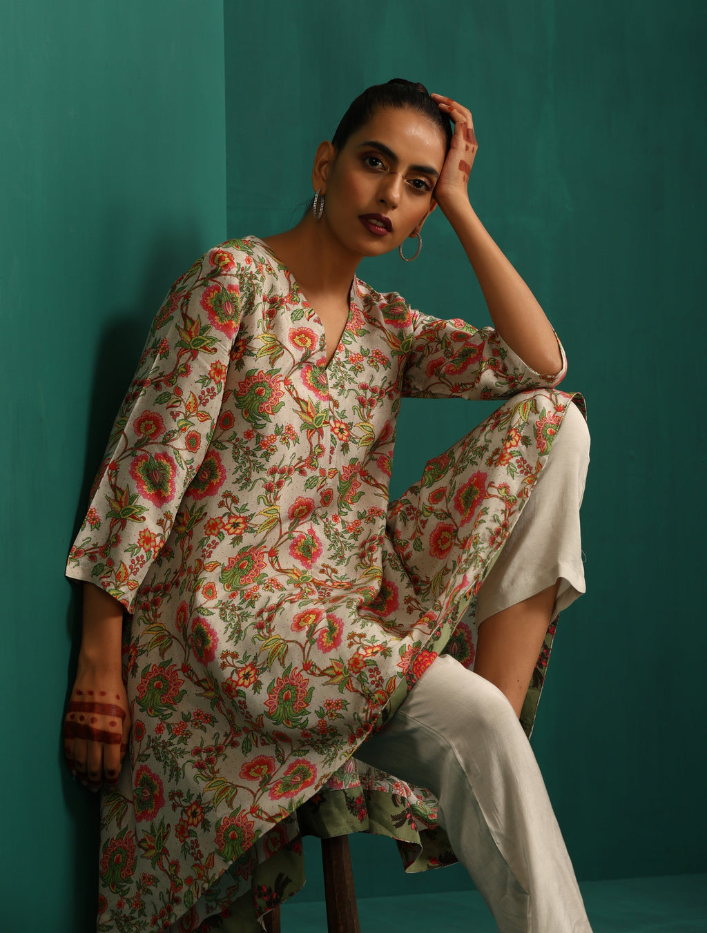trueBrowns Off white Floral Jaal Muslin Silk Printed High Low Co-ord Set