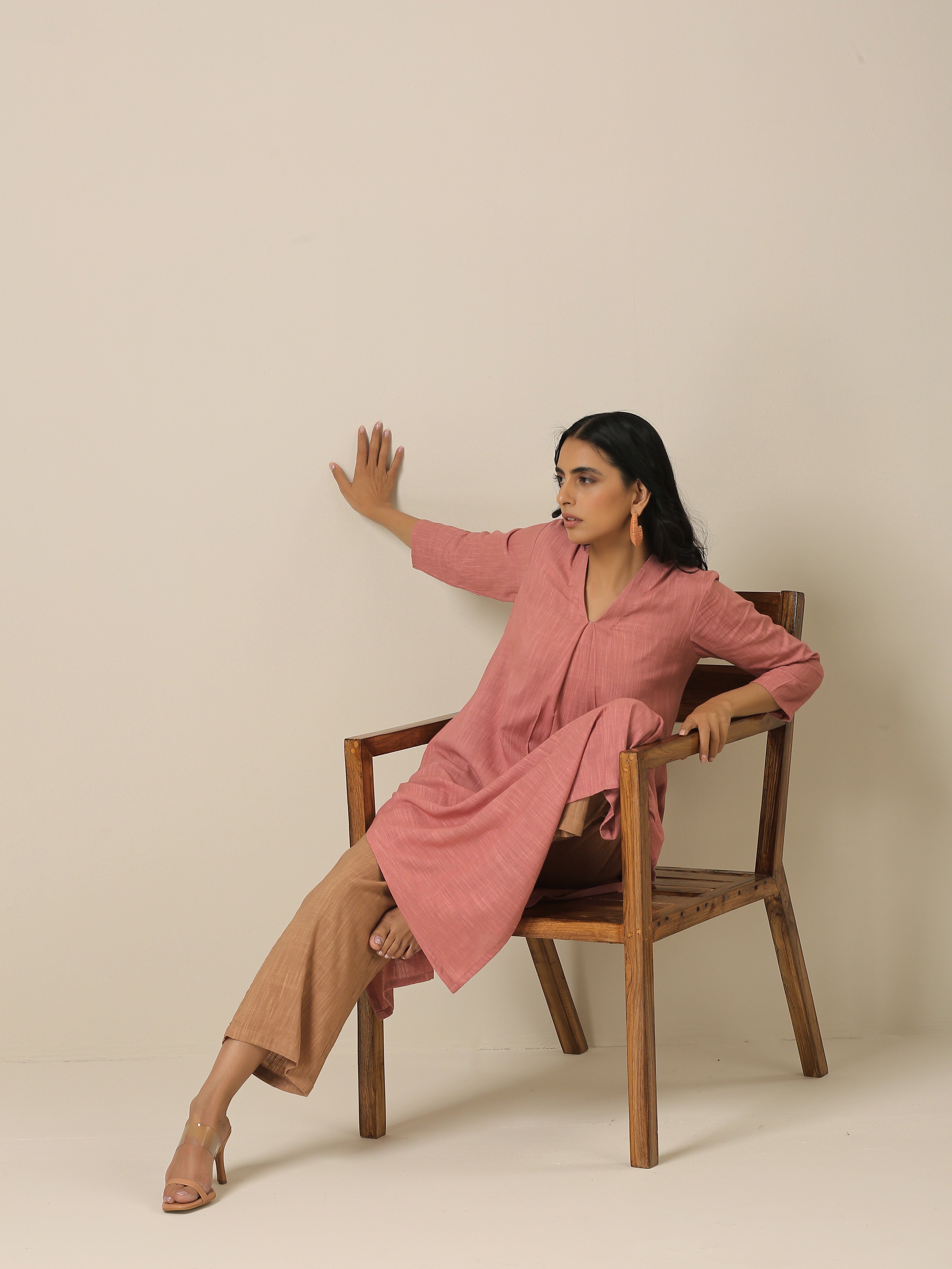 trueBrowns Light Mauve Slub Texture Neck Pleat Kurta Pant Set