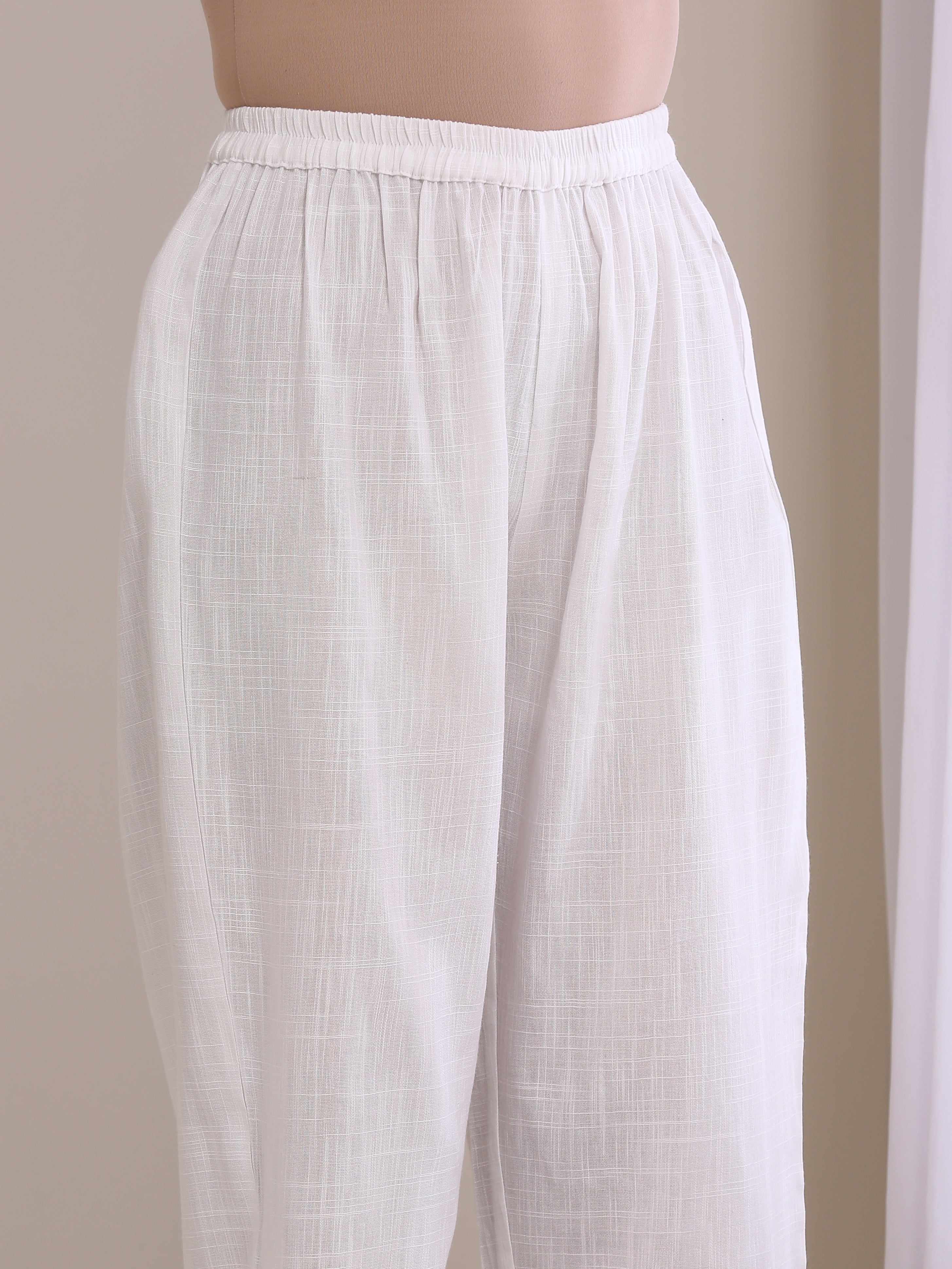 trueBrowns White Slub Texture Sleeveless Flared Kurta Pant Set